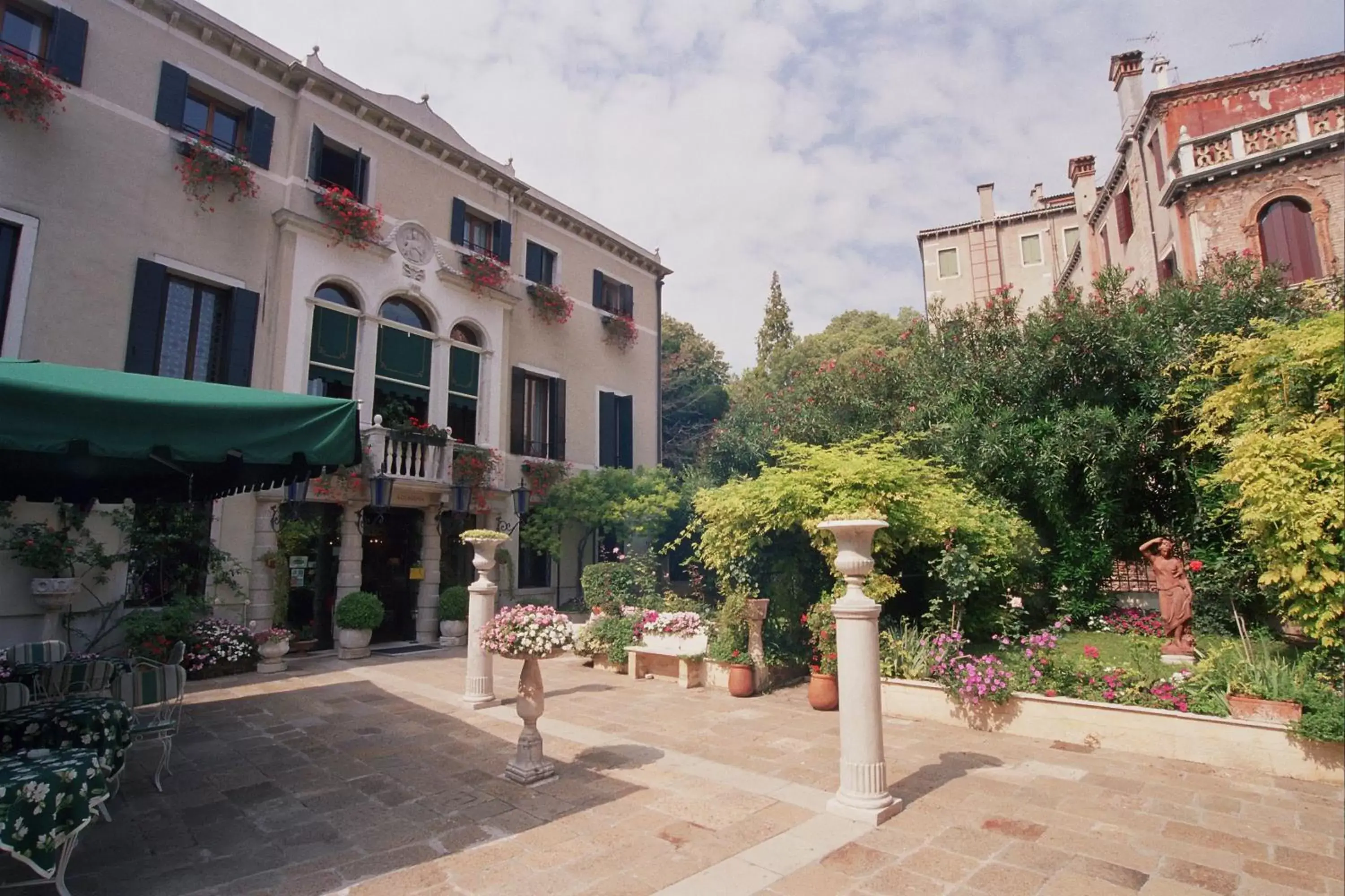 Facade/entrance, Property Building in Pensione Accademia - Villa Maravege