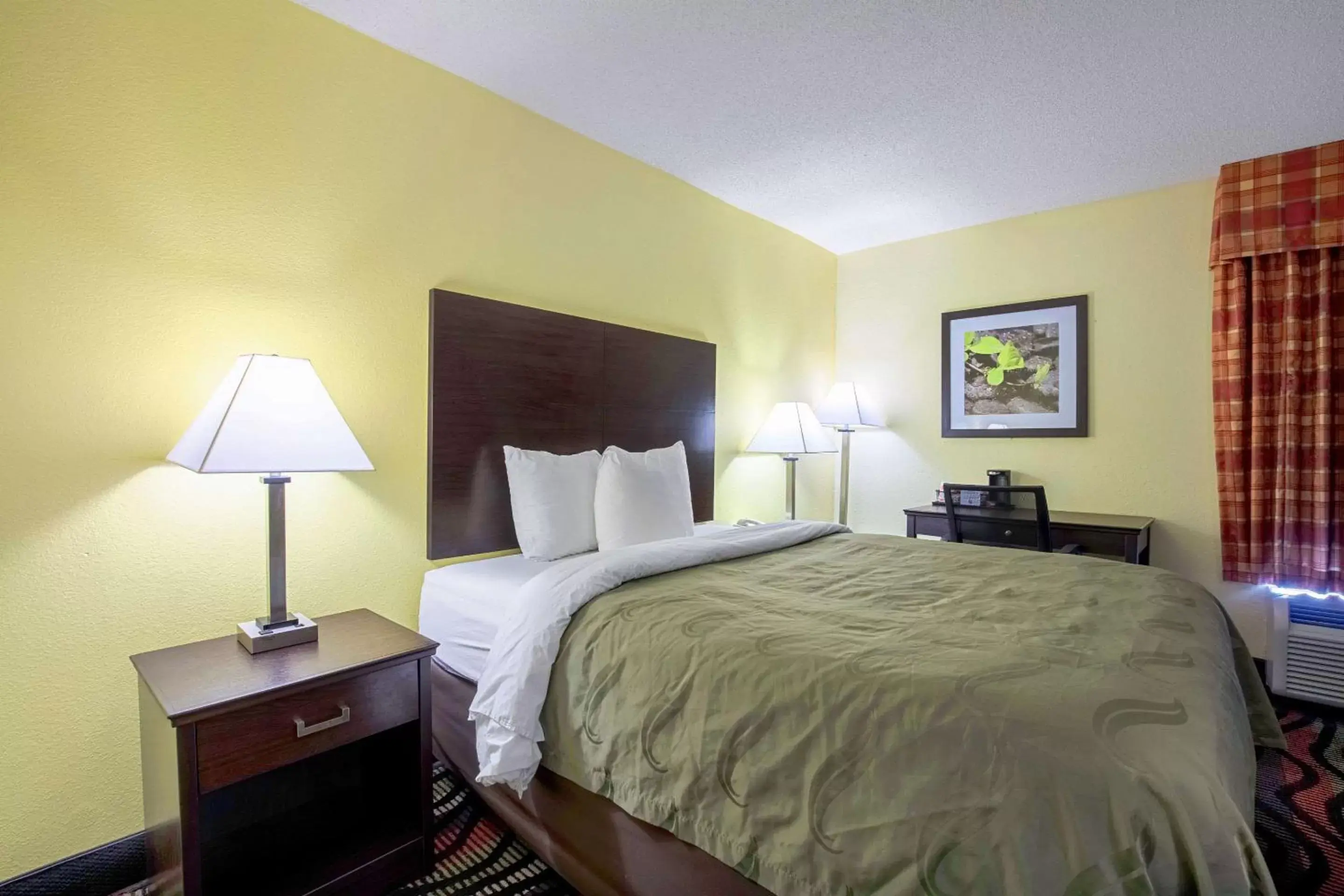 Photo of the whole room, Bed in Quality Inn Holly Springs South