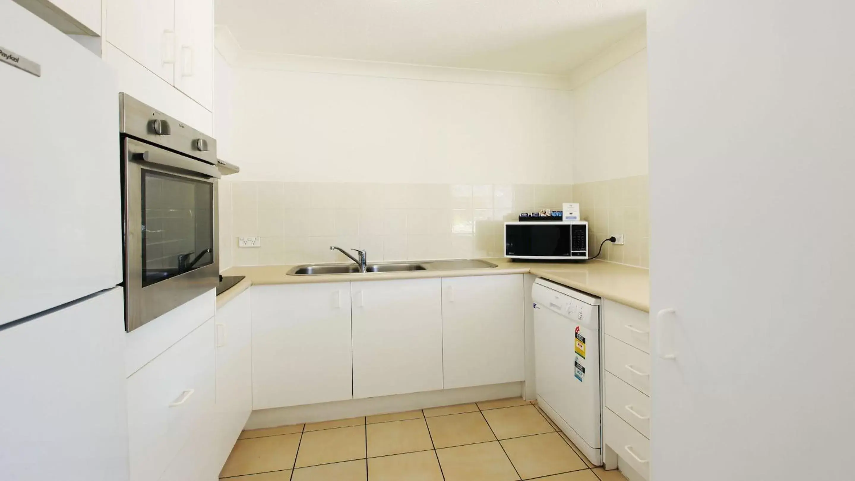 Kitchen/Kitchenette in Mari Court Resort