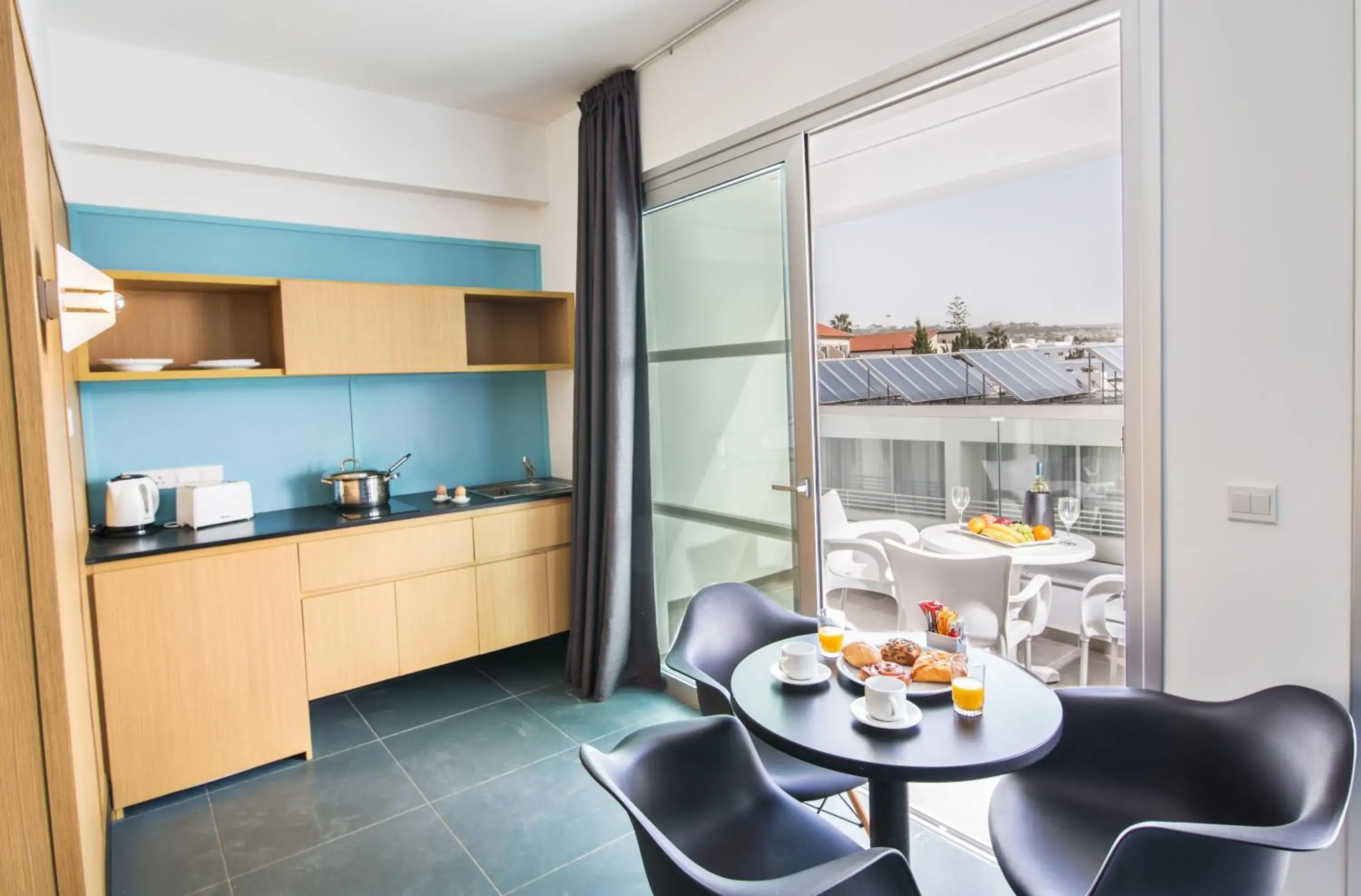 Balcony/Terrace, Kitchen/Kitchenette in Anthea Hotel Apartments