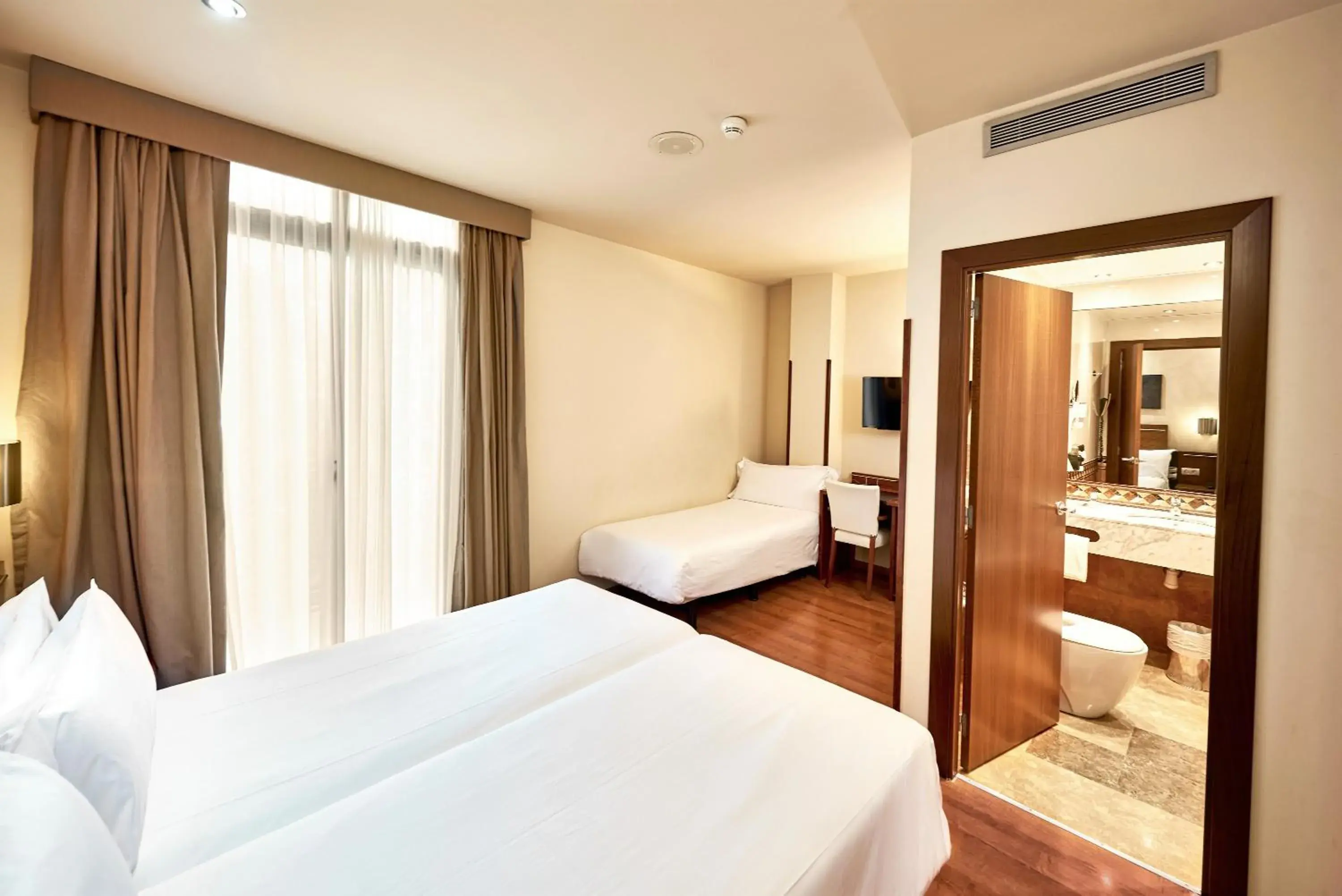 Bedroom, Bed in Hotel Garbi Millenni