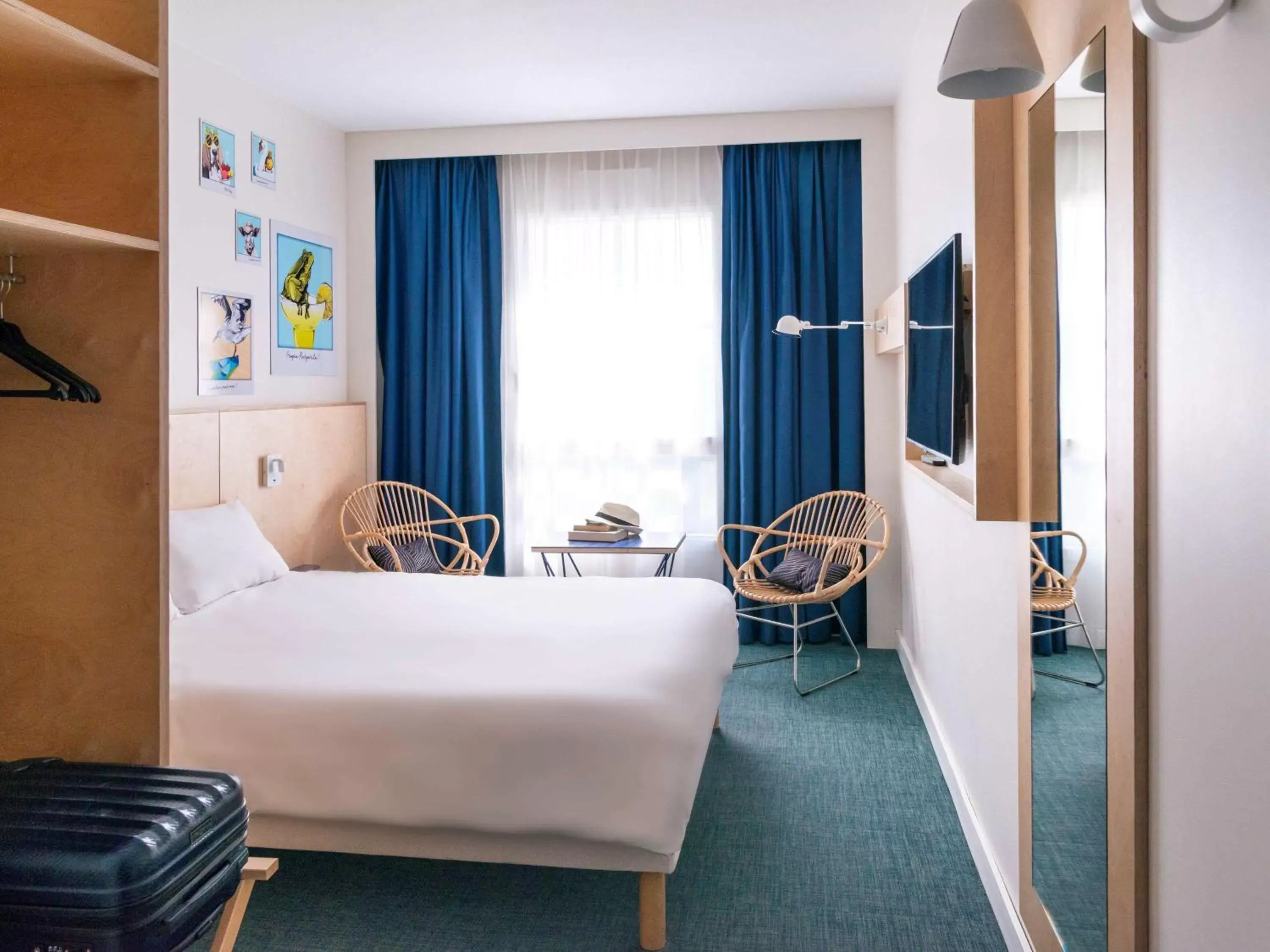 Photo of the whole room in ibis Styles Deauville Villers Plage