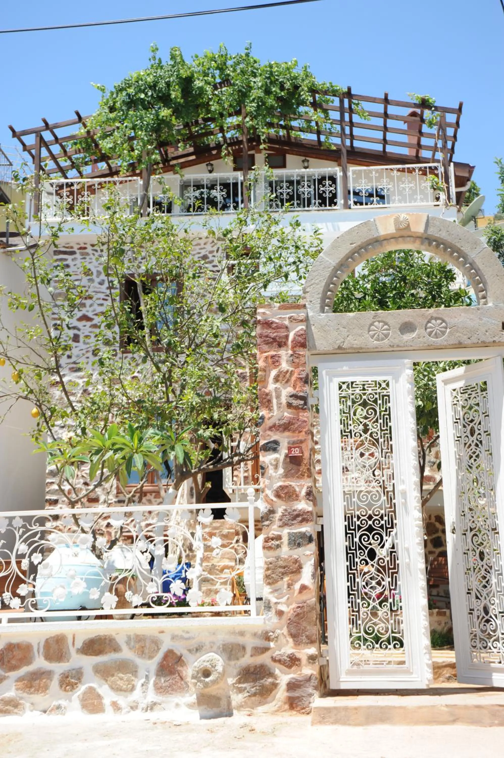 Facade/entrance in Lemon Villa Hotel