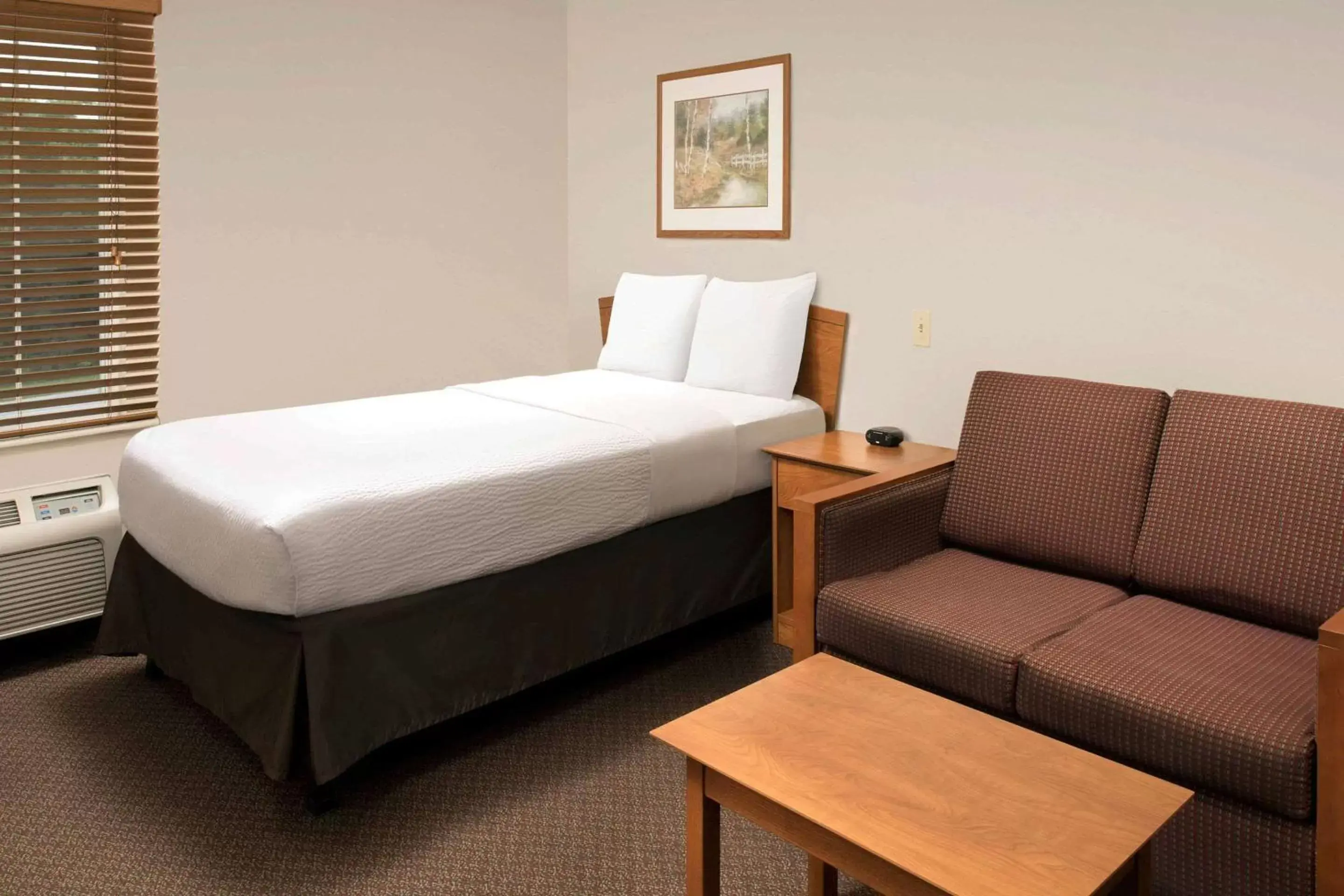 Photo of the whole room, Bed in WoodSpring Suites Spartanburg Duncan