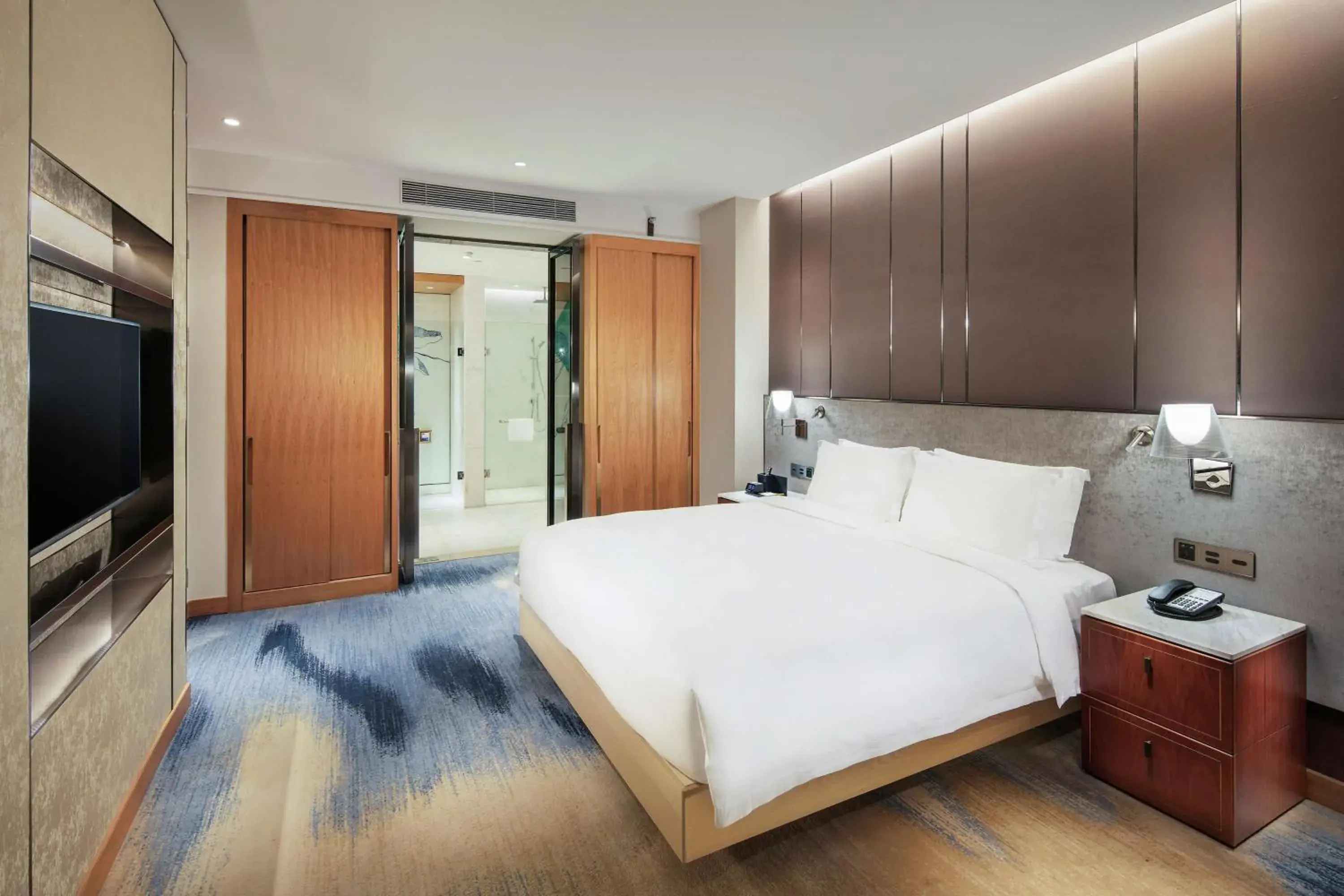 Bathroom, Bed in Hilton Garden Inn Shanghai Hongqiao