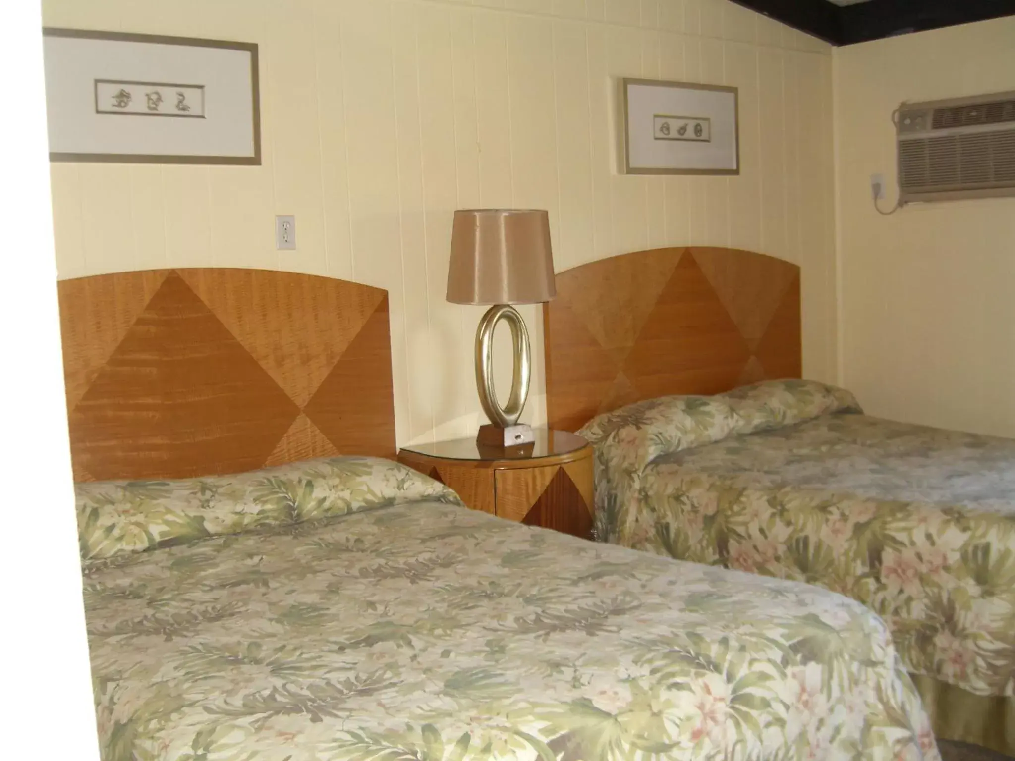 Bed in The Amethyst Beach Motel