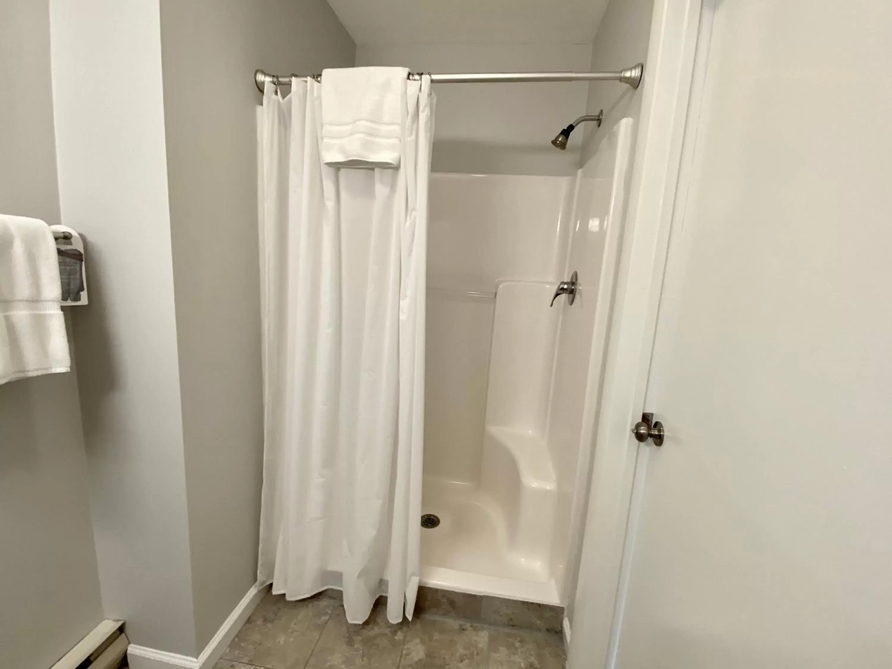 Shower, Bathroom in East Shore Lodging