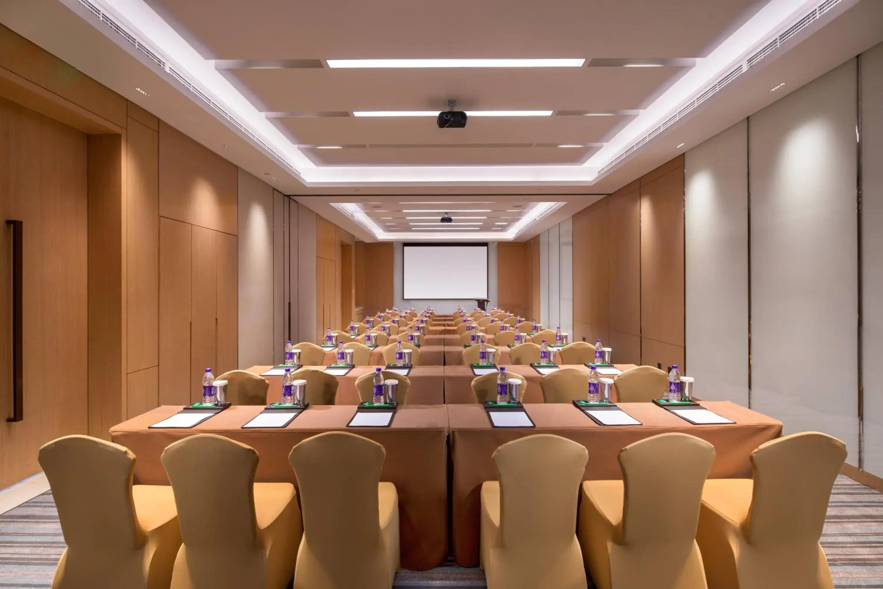 Meeting/conference room in Holiday Inn Tianjin Xiqing, an IHG Hotel