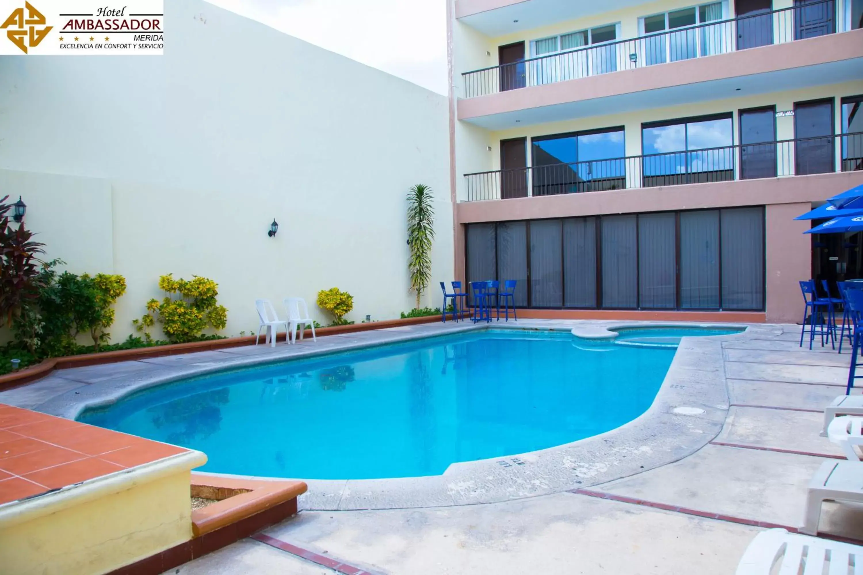 Swimming pool, Property Building in Hotel Ambassador Mérida