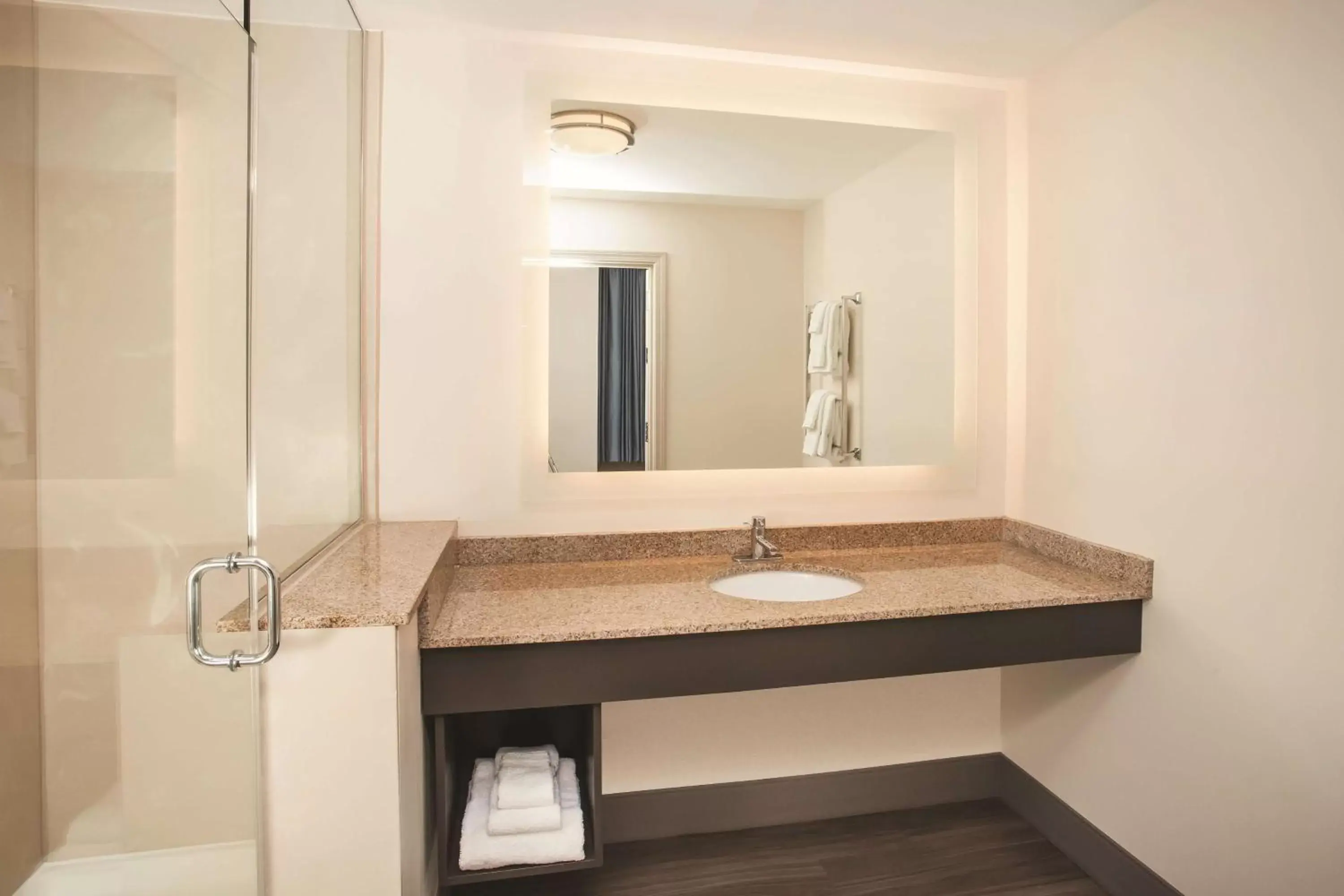 Bathroom in La Quinta by Wyndham Chicago Downtown