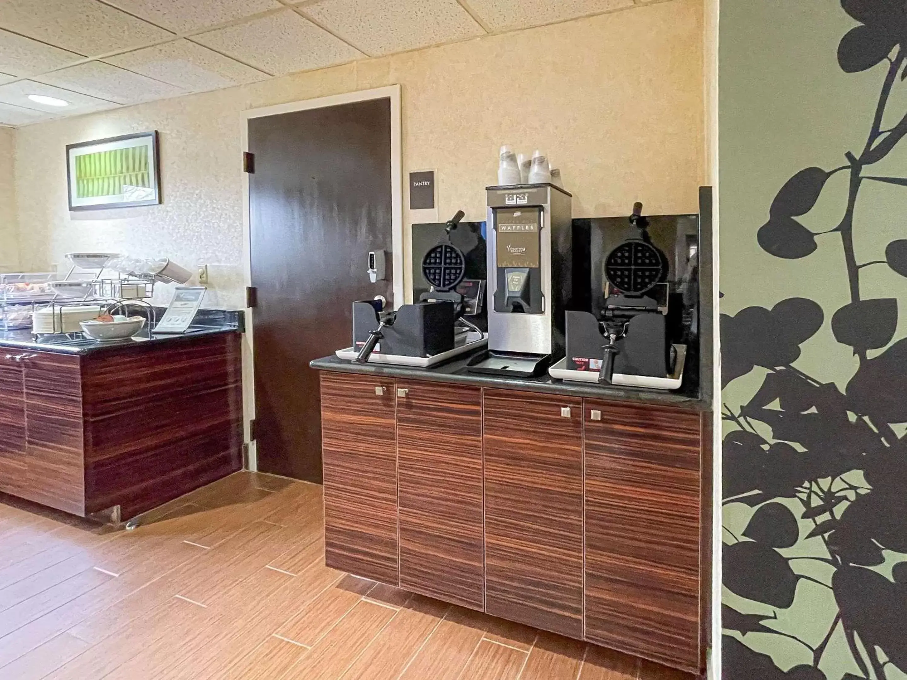 Restaurant/places to eat, Kitchen/Kitchenette in Sleep Inn near Penn State - State College