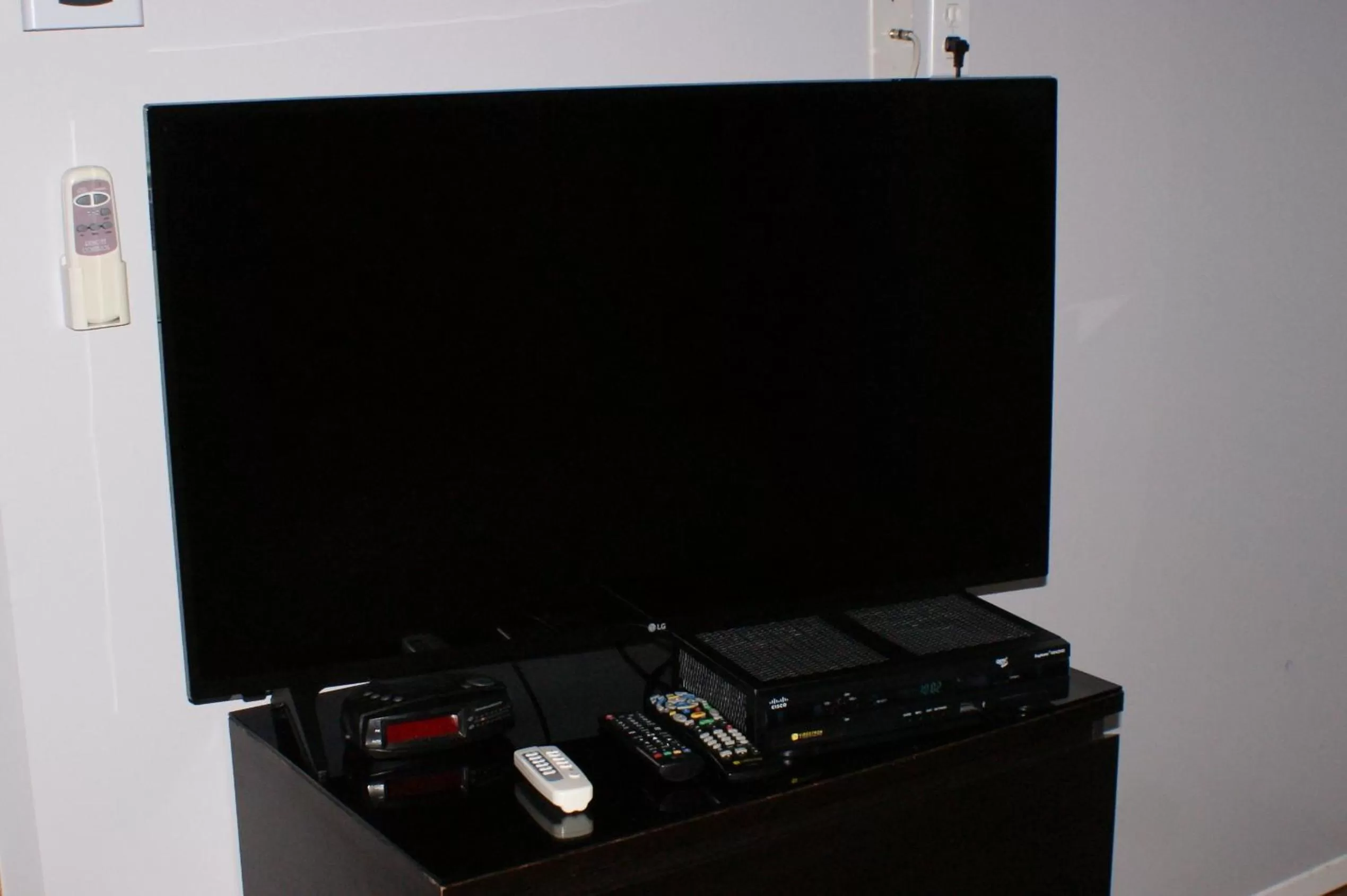 TV/Entertainment Center in Motel Le Victo