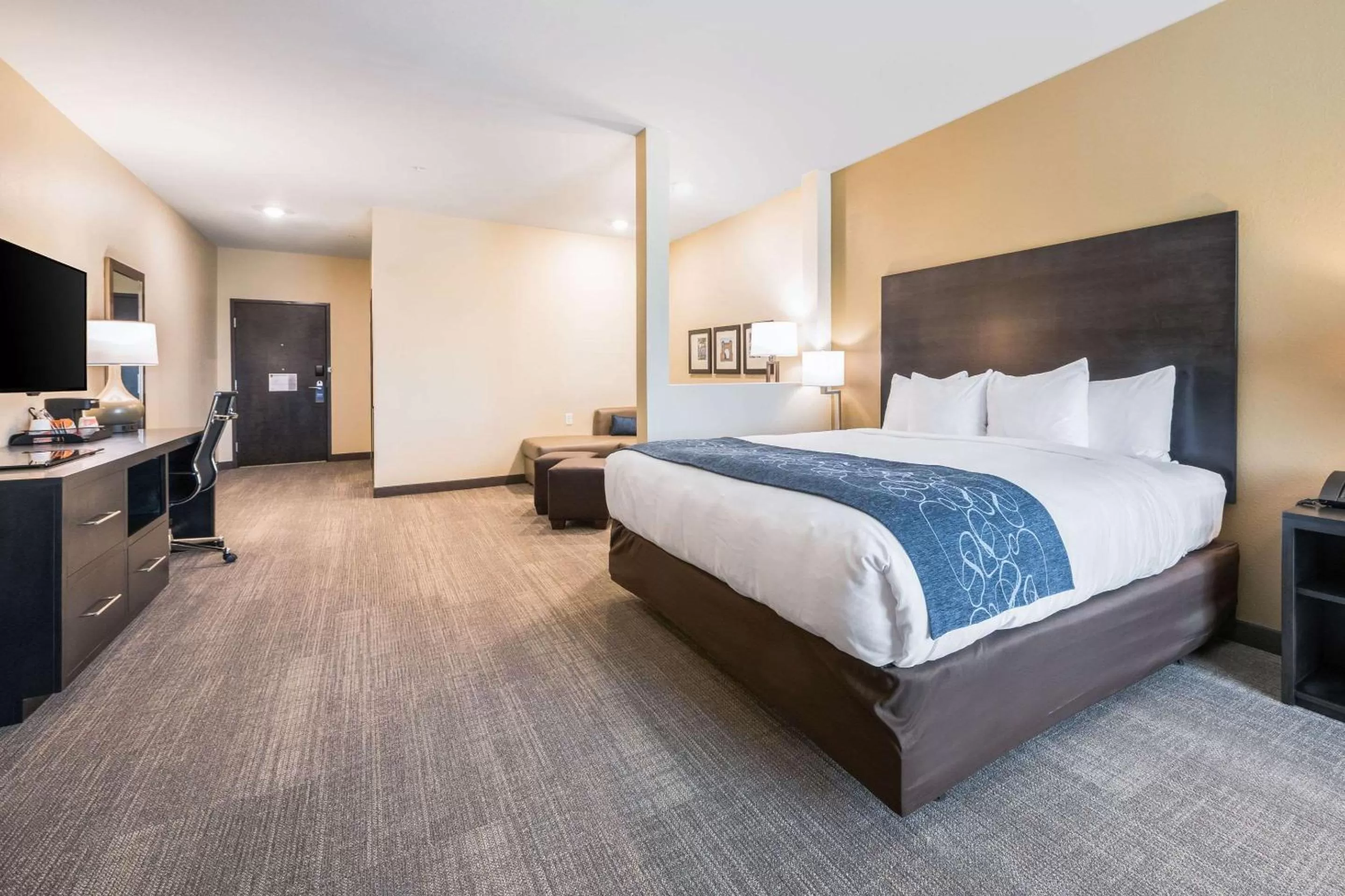 Photo of the whole room, Bed in Comfort Suites Marysville Columbus - Northwest