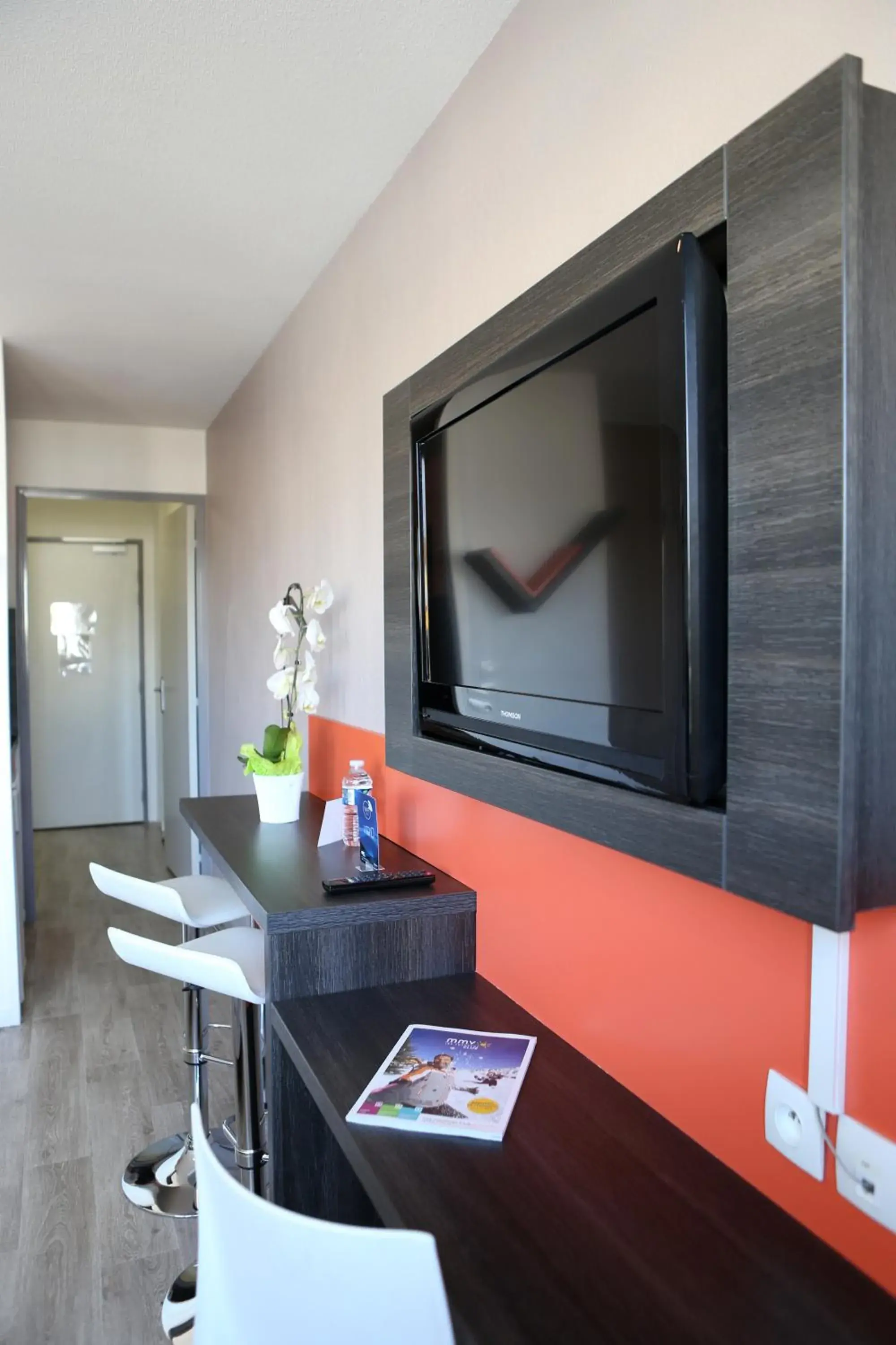 TV and multimedia, TV/Entertainment Center in Adonis Paris Sud