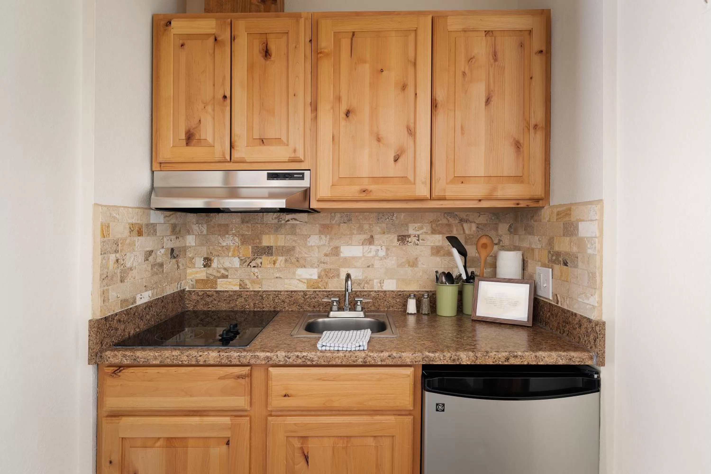 Kitchen or kitchenette in Elk Refuge Inn