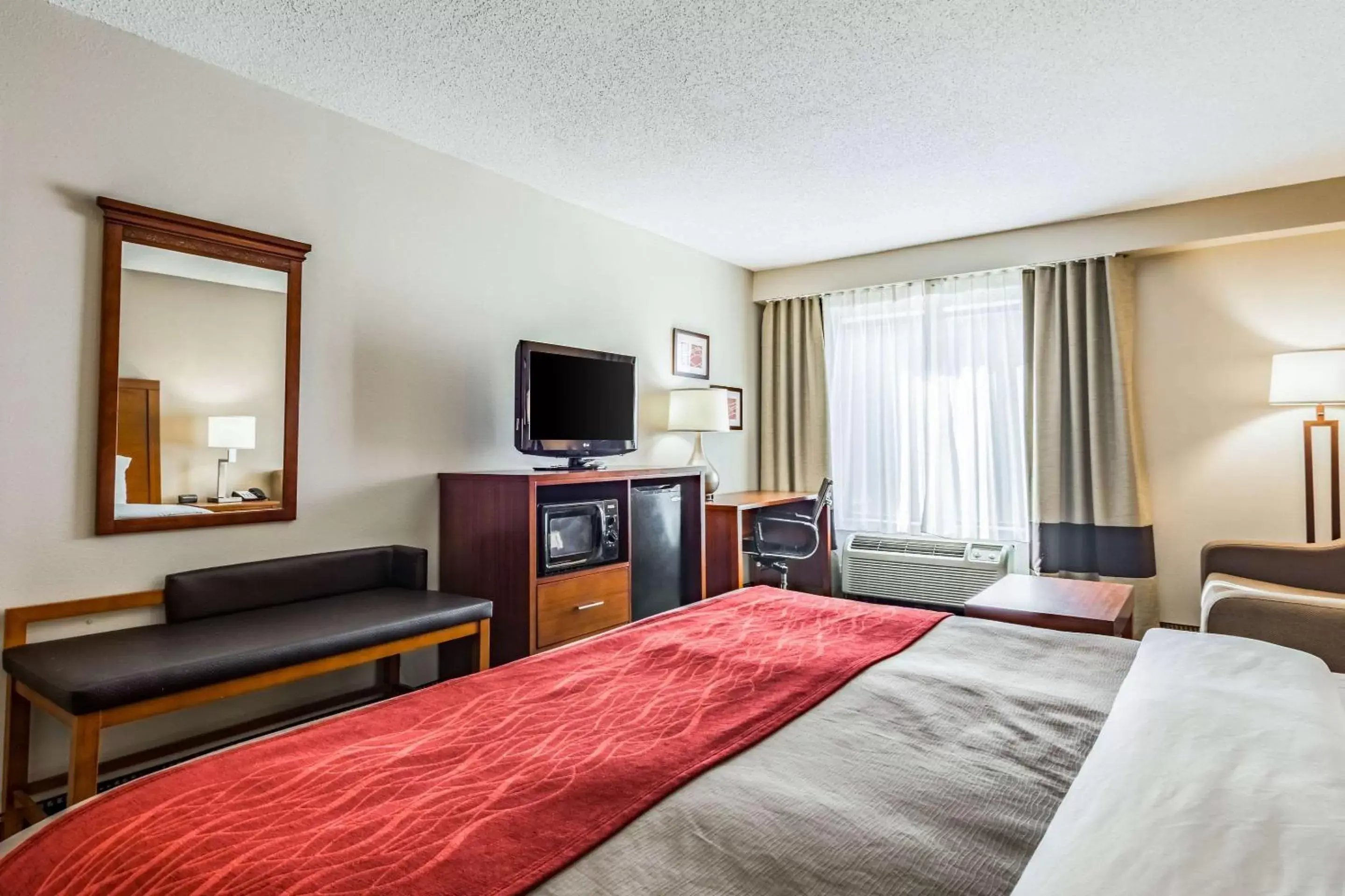 Photo of the whole room, TV/Entertainment Center in Comfort Inn & Suites Lookout Mountain