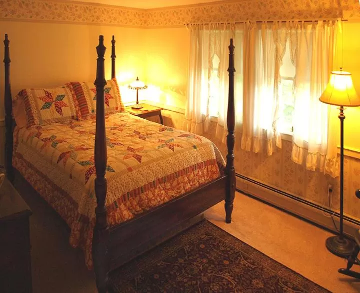 Bed in Colonel Spencer Inn