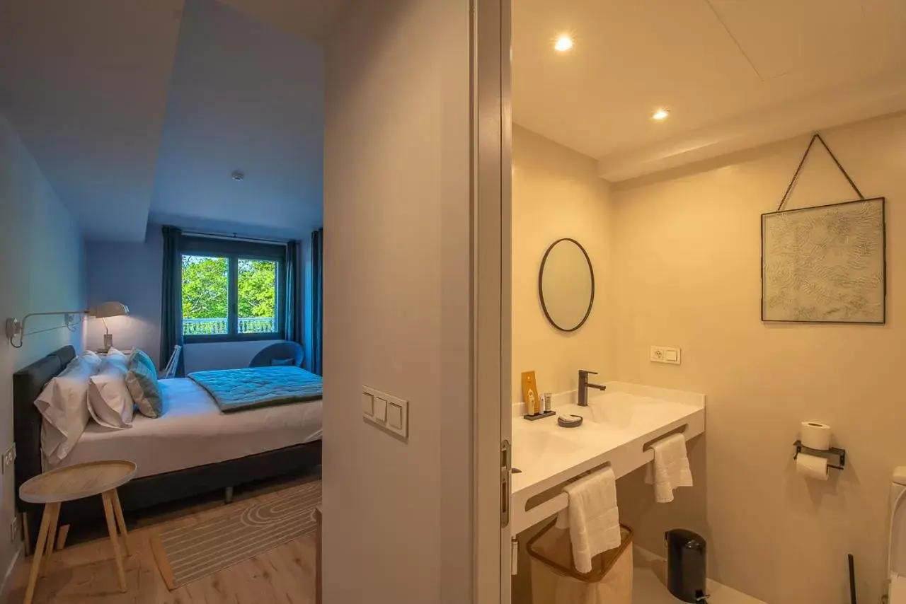 Photo of the whole room, Bathroom in IXUA Hotela