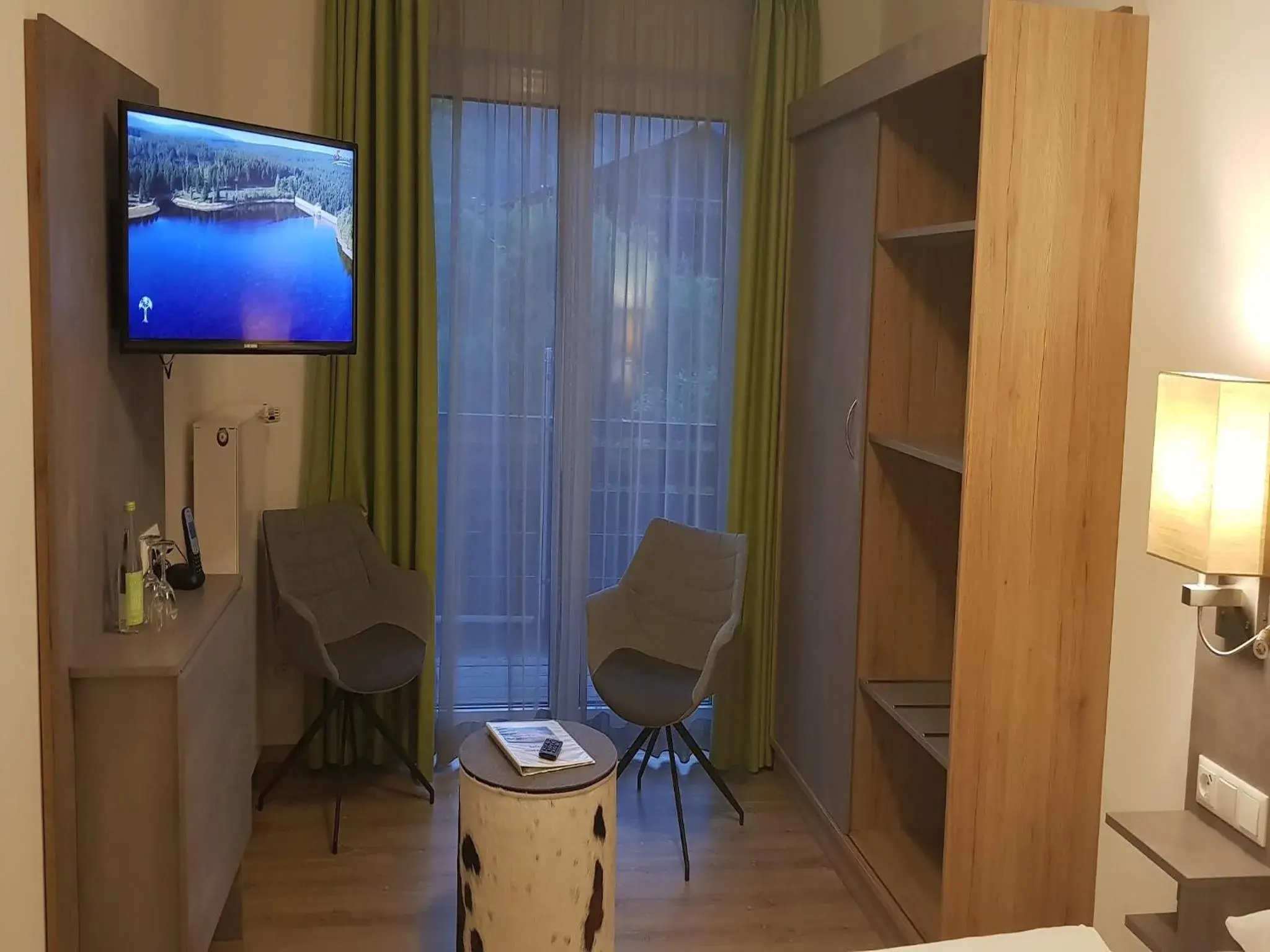 TV and multimedia, TV/Entertainment Center in Hotel-Restaurant Bellevue