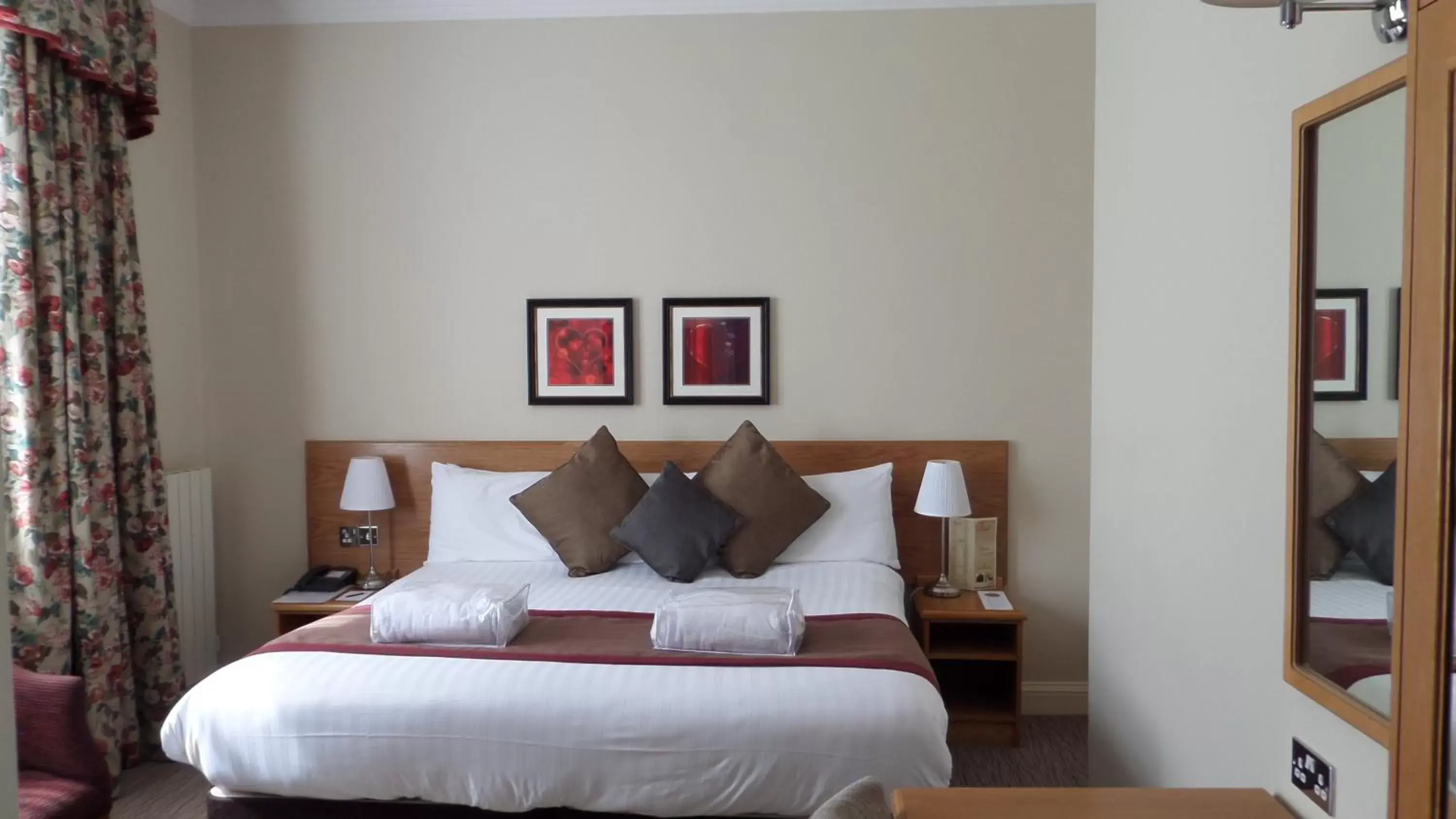 Photo of the whole room, Room Photo in Crown & Mitre Hotel