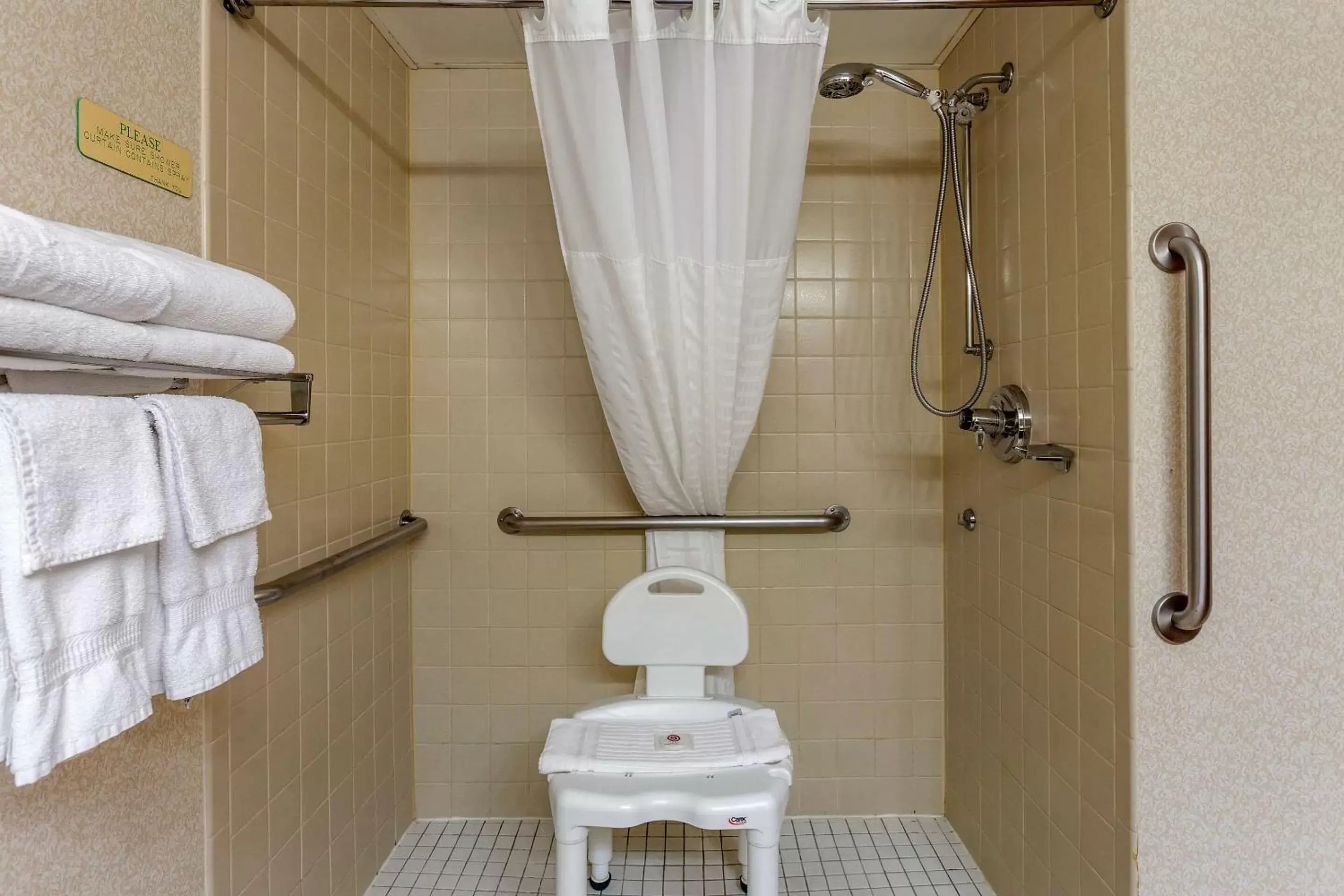 Bathroom in Comfort Inn at Thousand Hills