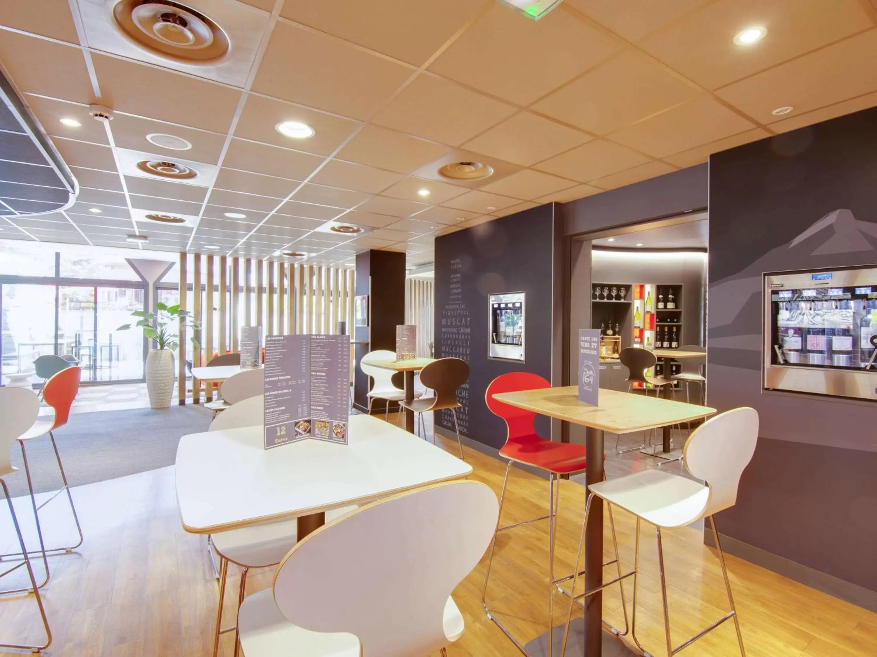 Property building, Lounge/Bar in ibis budget Montpellier Sud Près d'Arènes