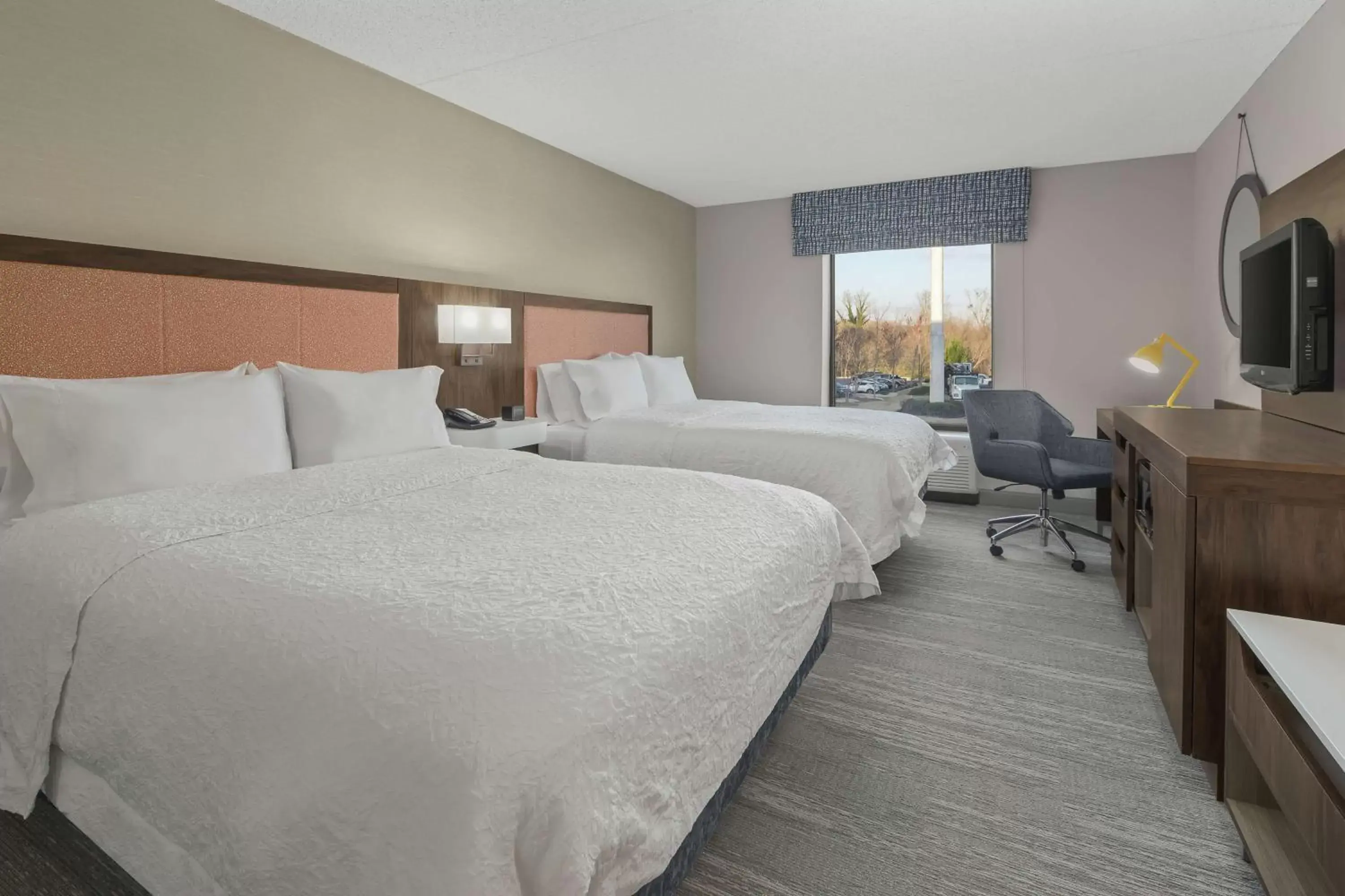 Bedroom, Bed in Hampton Inn & Suites Macon I-75 North Bedroom, Bed in Hampton Inn & Suites Macon I-75 North