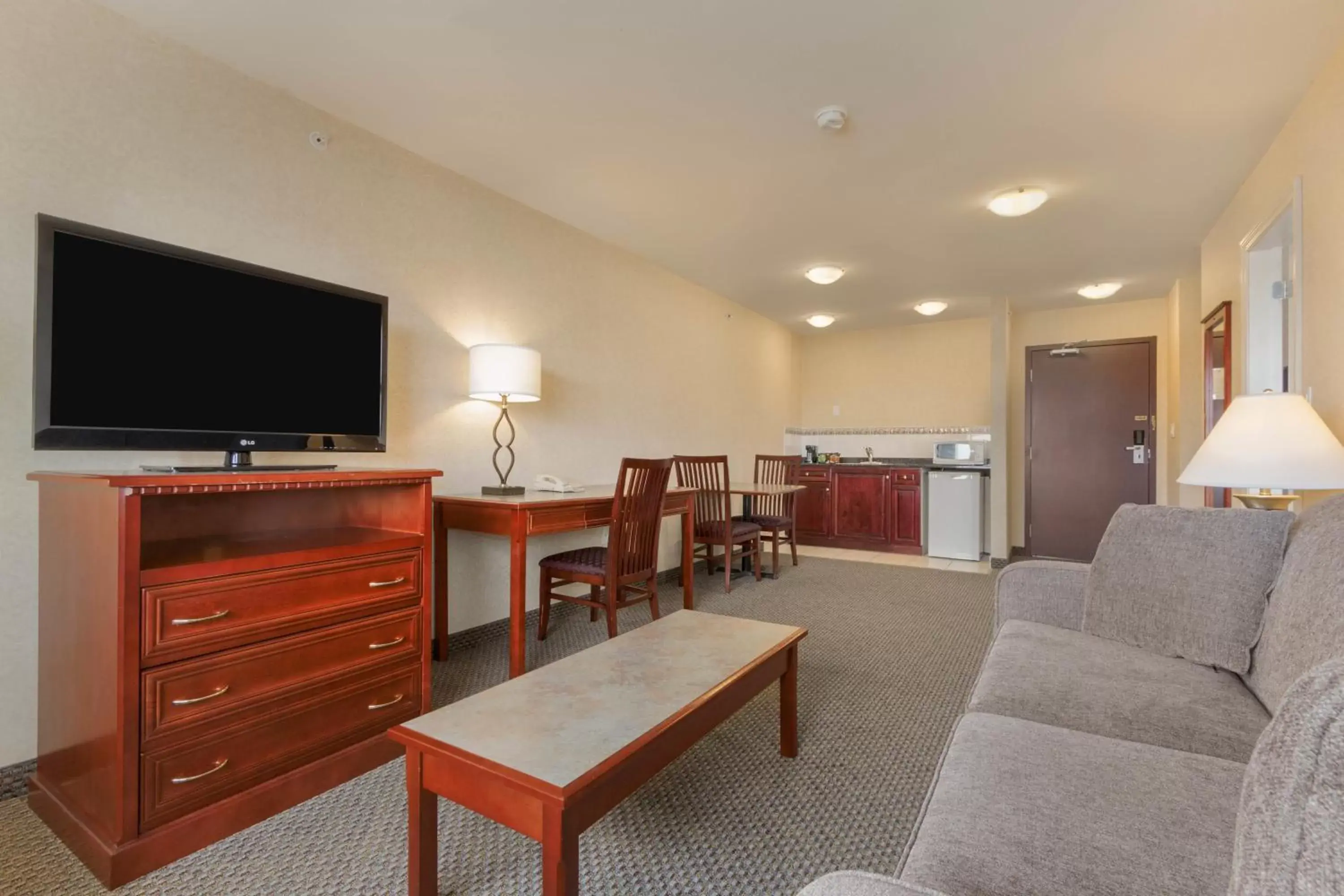 Living room, Seating Area in Days Inn & Suites by Wyndham Langley