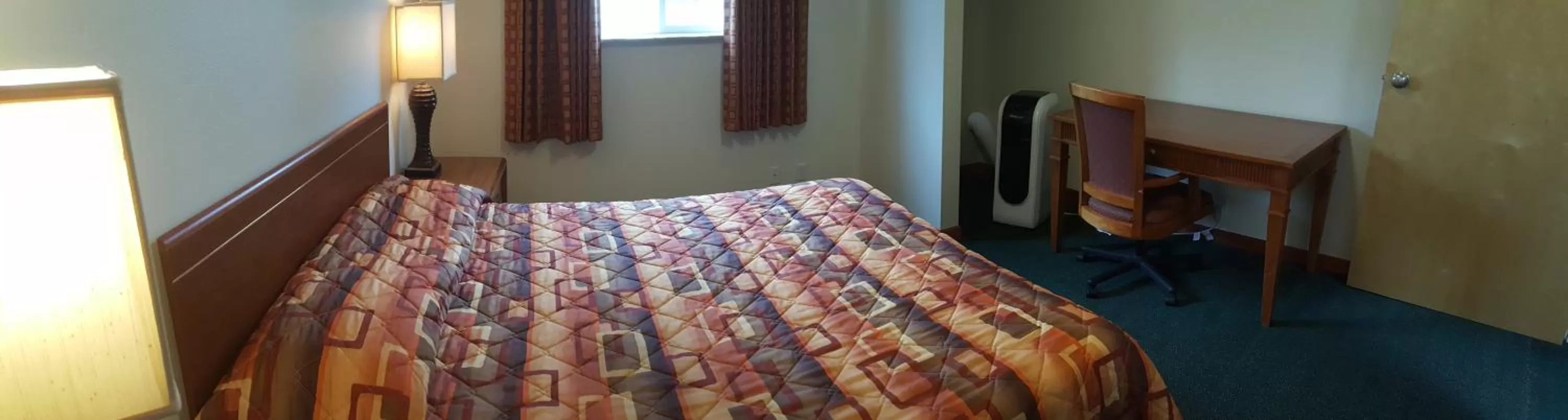 Bed in Express Inn & Suites Eugene
