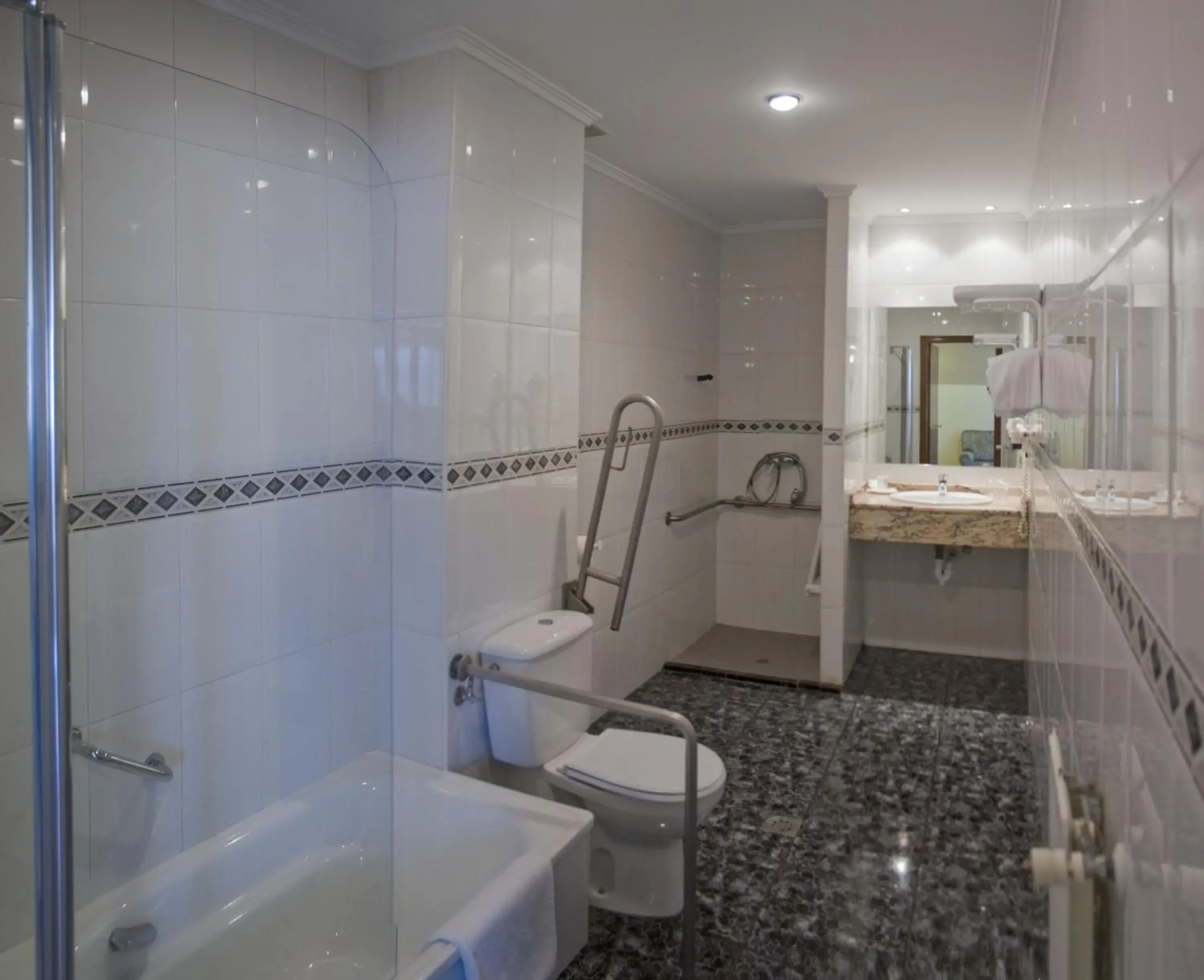 Bathroom in Hotel Asturias