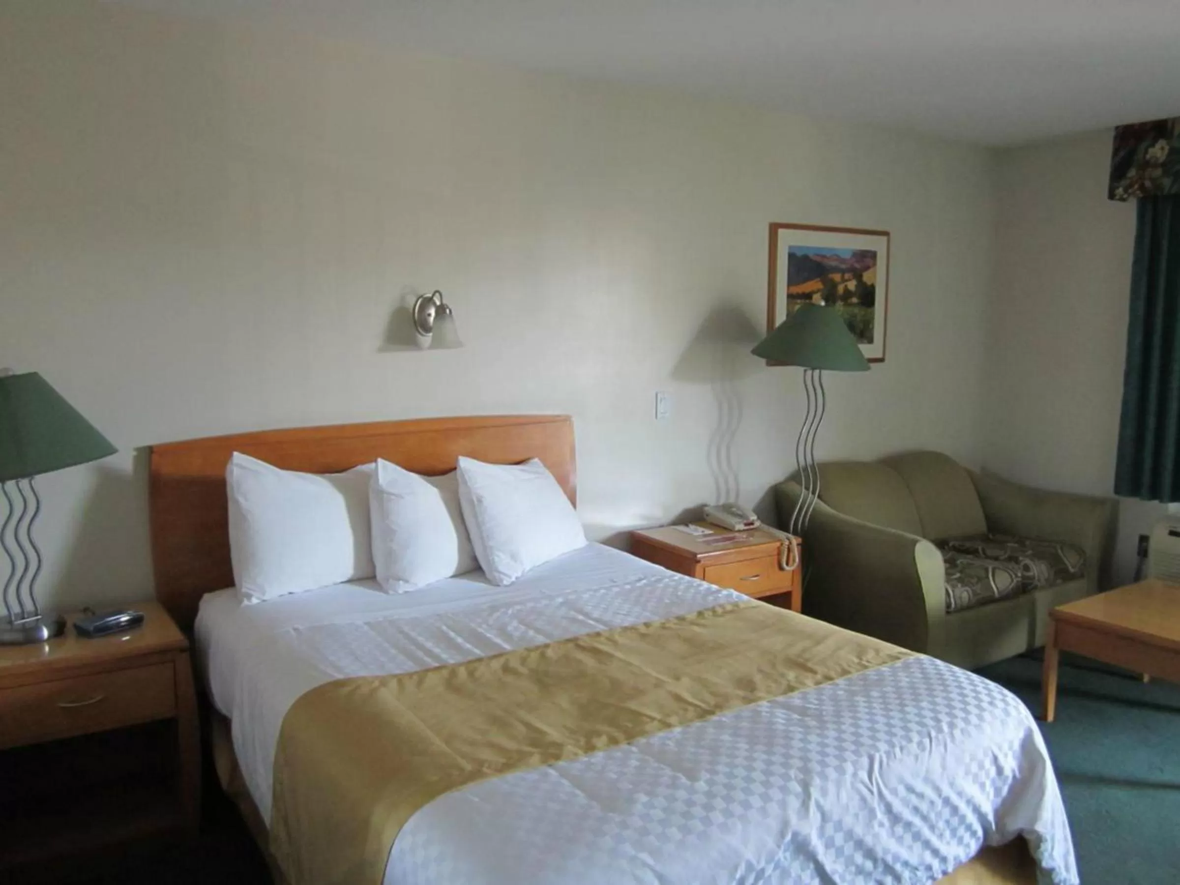 Photo of the whole room, Bed in Ramada Merritt