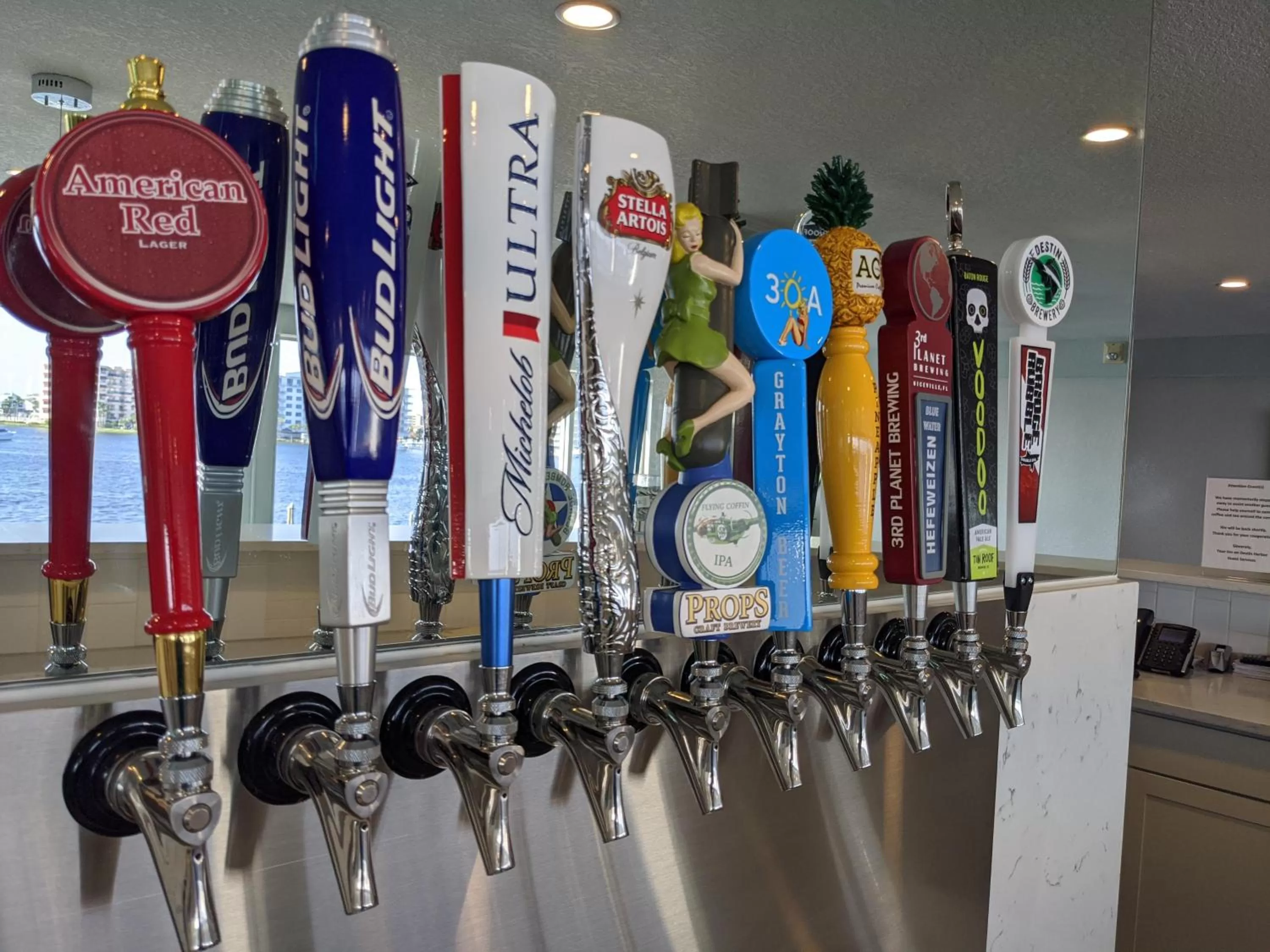 Lounge or bar in Inn on Destin Harbor, an Ascend Collection Hotel