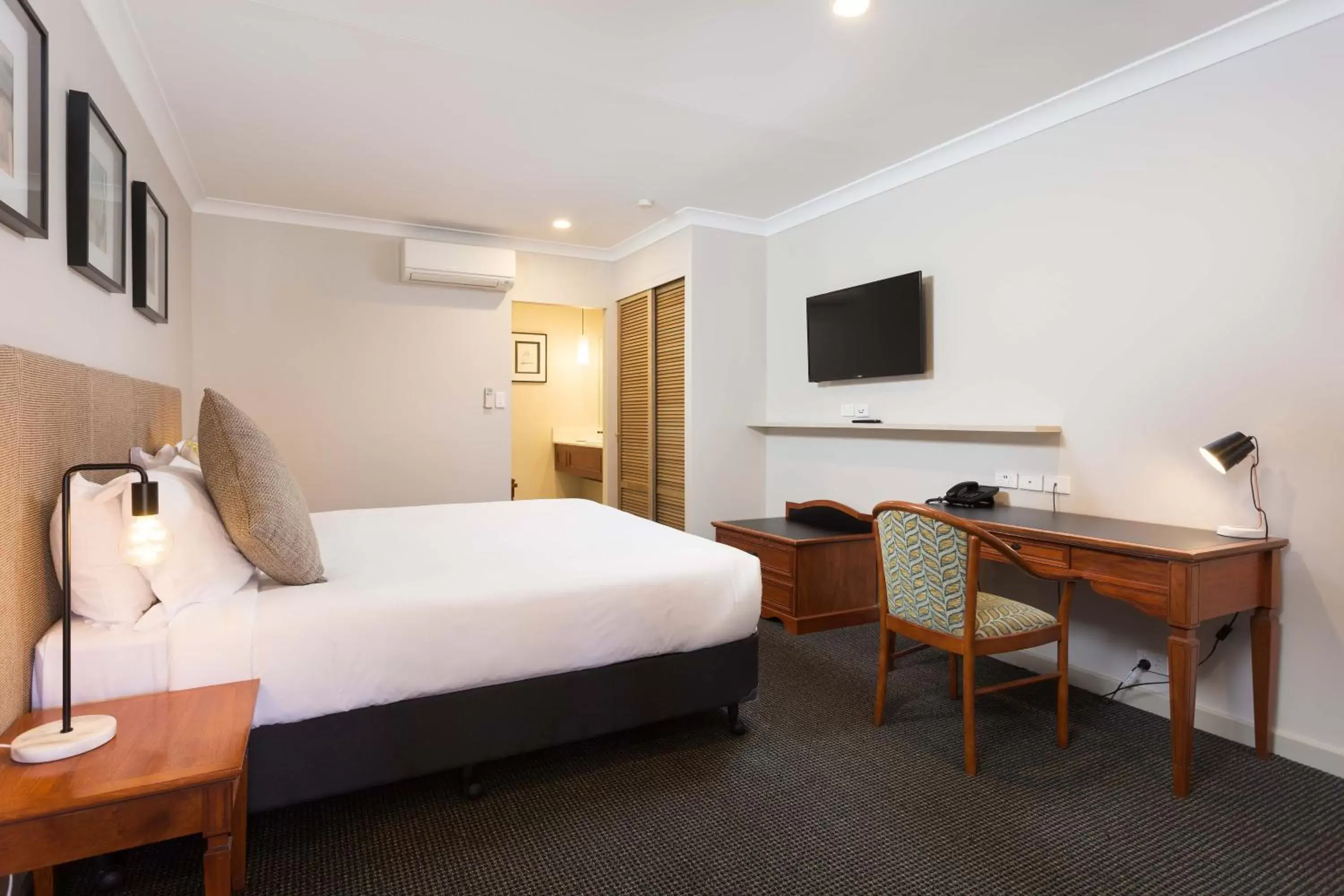 Photo of the whole room, Bed in Brisbane International Virginia