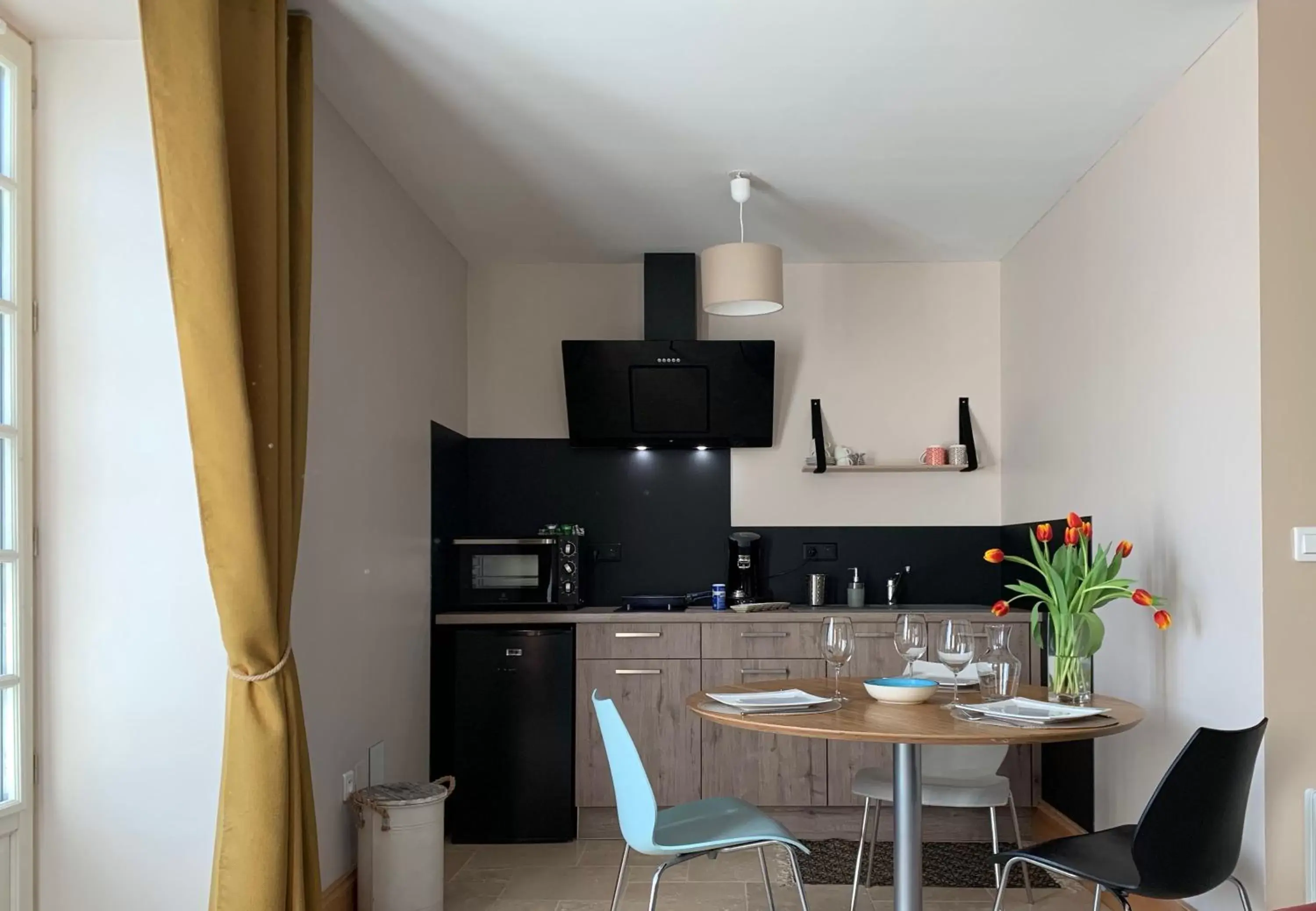 Dining Area in STUDIO EN VILLE ET CAMPAGNE