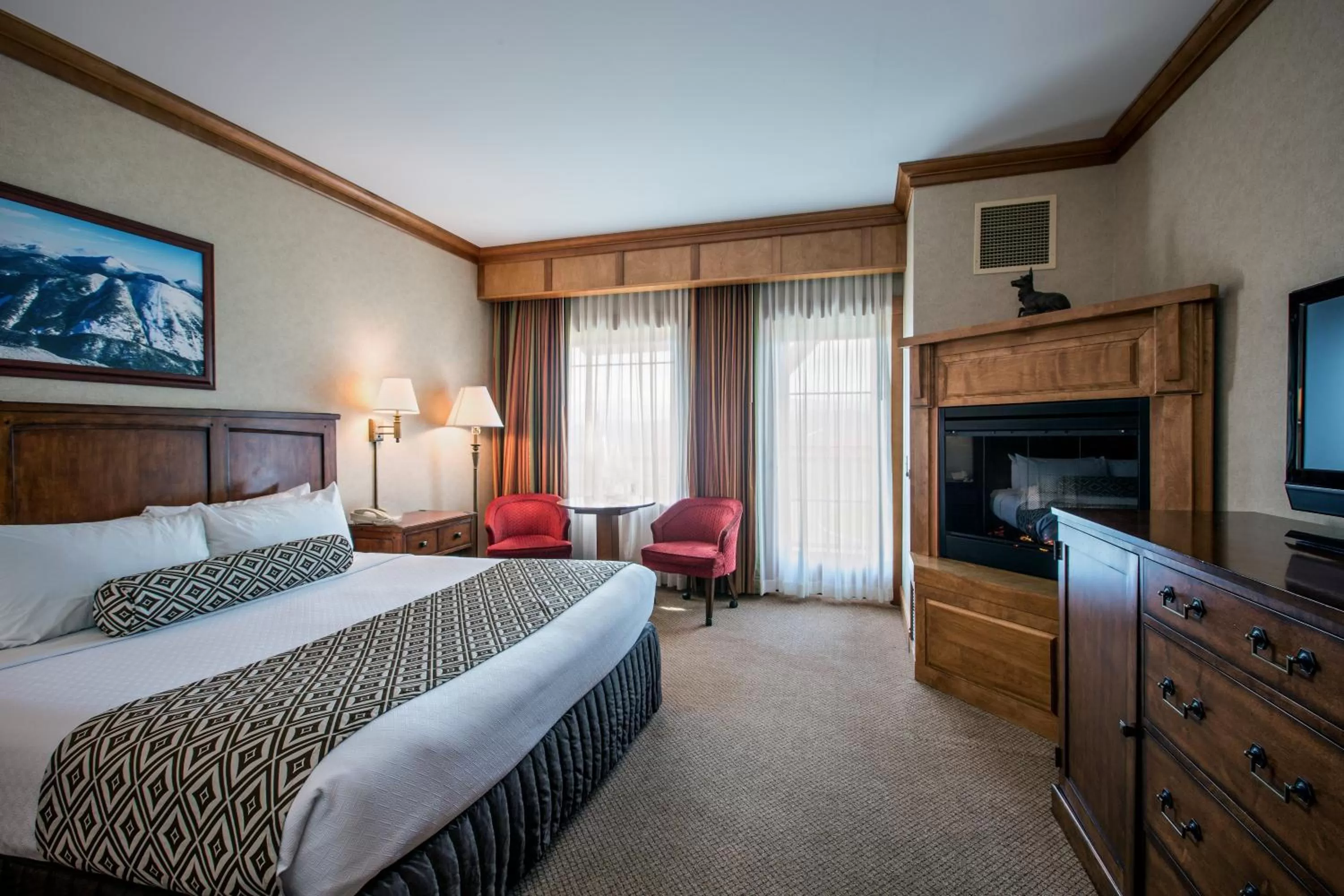 Photo of the whole room, Bed in Crowne Plaza Lake Placid by IHG