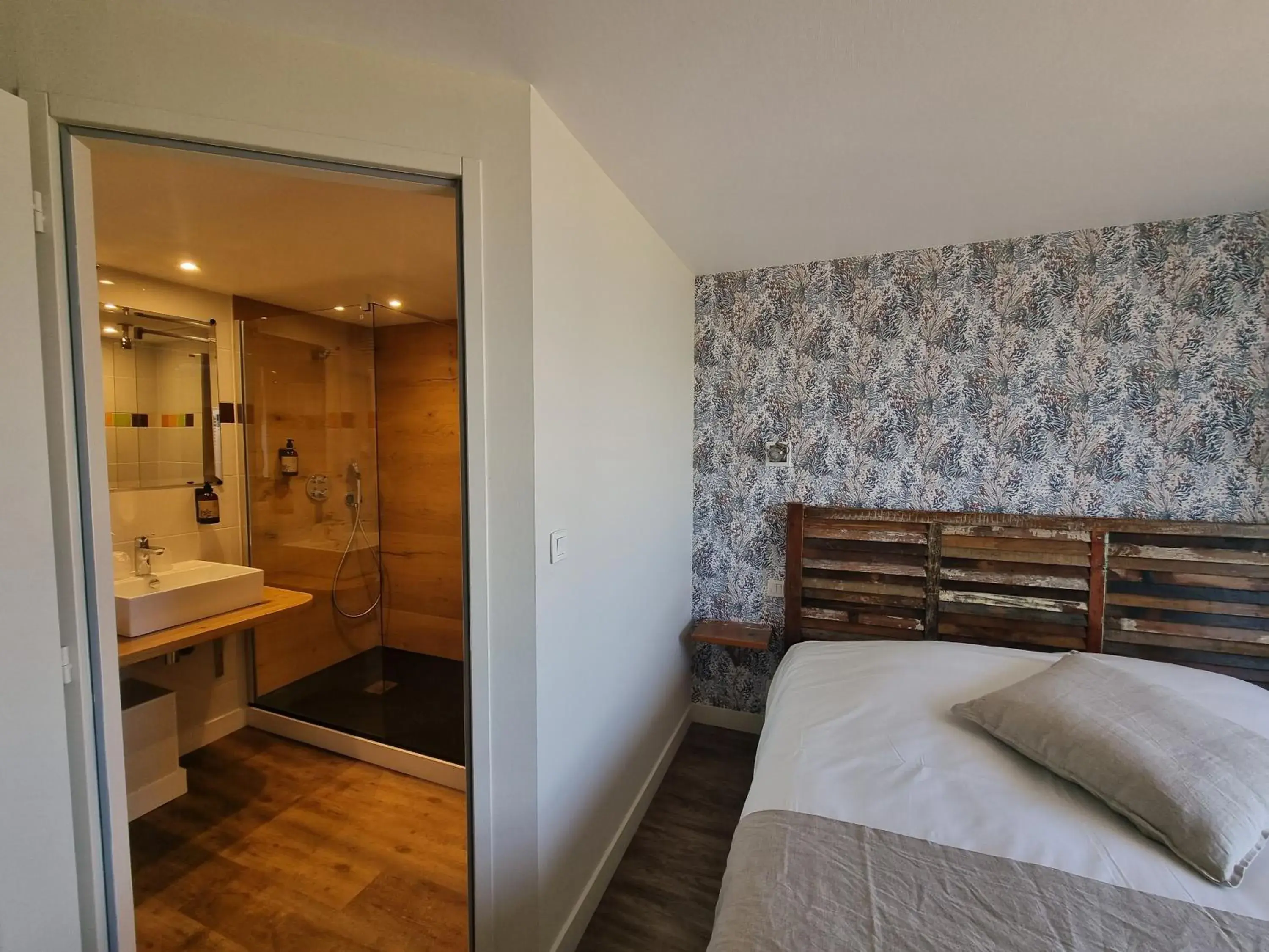 Bathroom, Bed in Hôtel Vauban