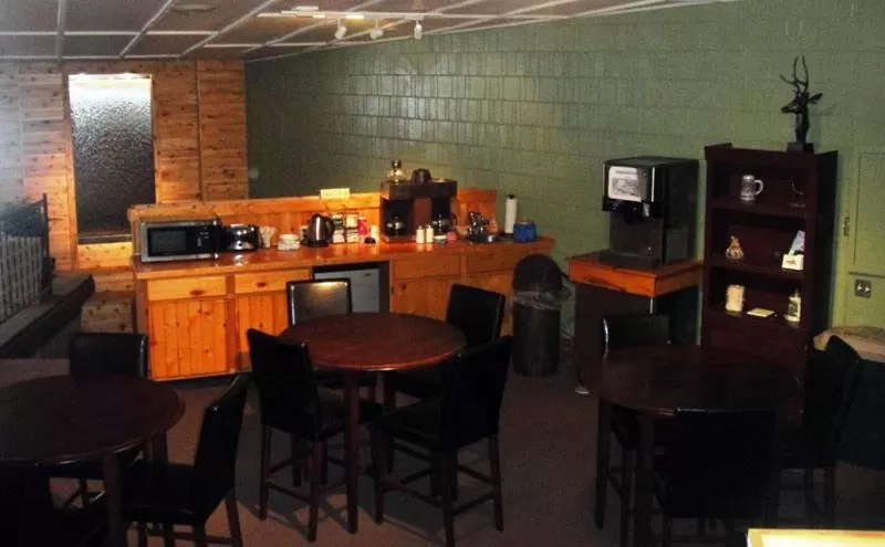 Restaurant/Places to Eat in Hiawatha Lodge Inn