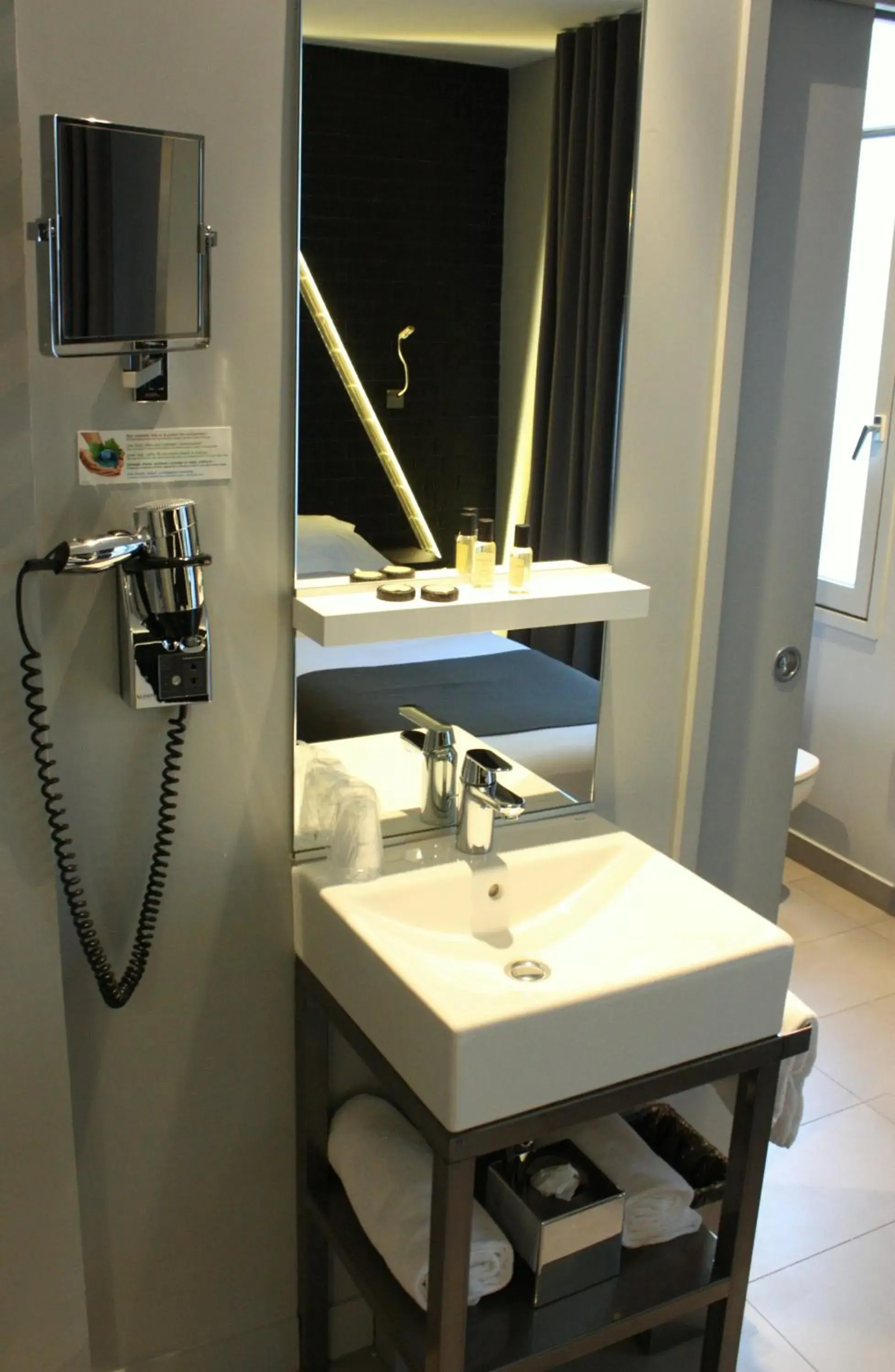 Bathroom in Arc De Triomphe Etoile Hotel