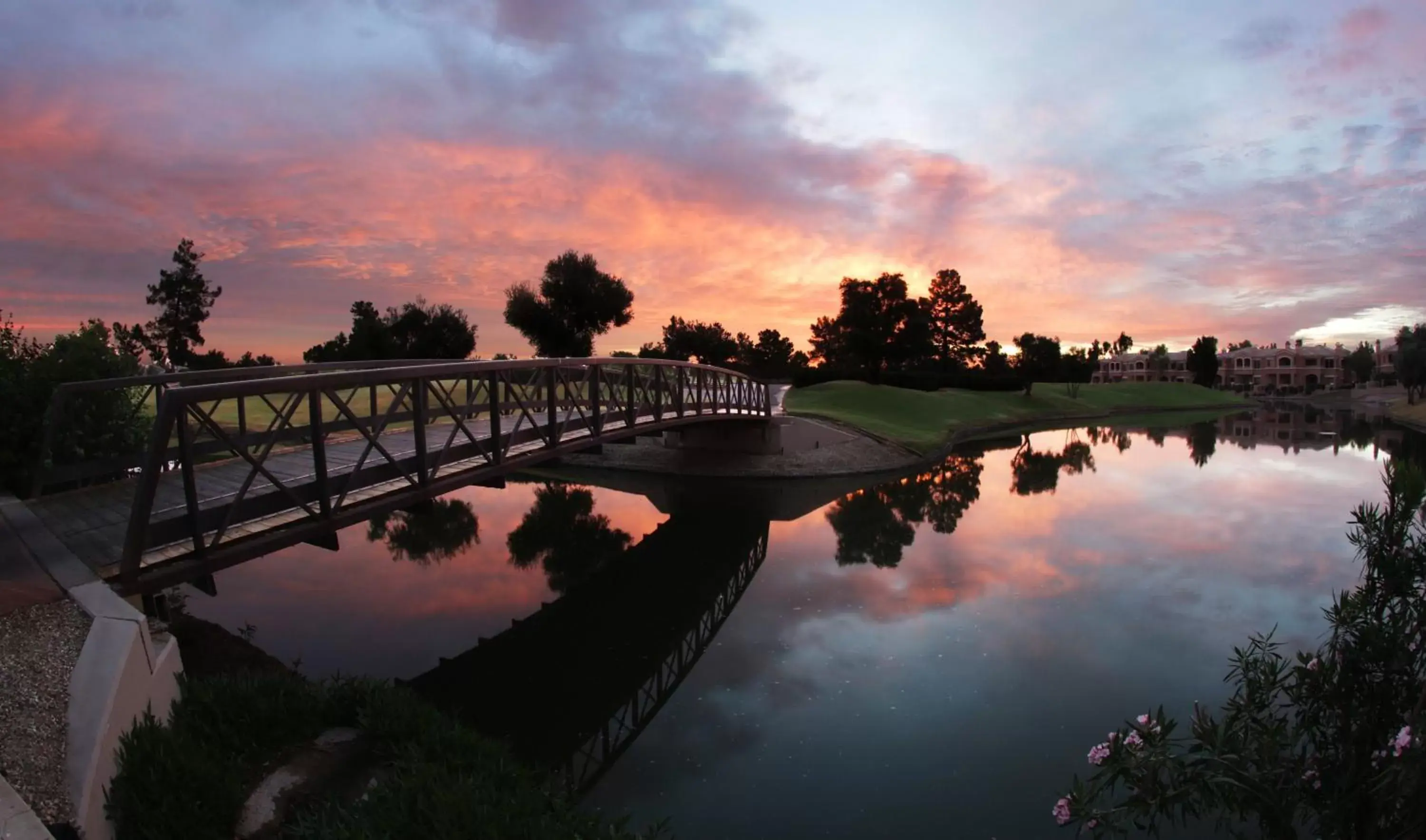 Golfcourse, Sunrise/Sunset in Holiday Inn Phoenix/Chandler, an IHG Hotel