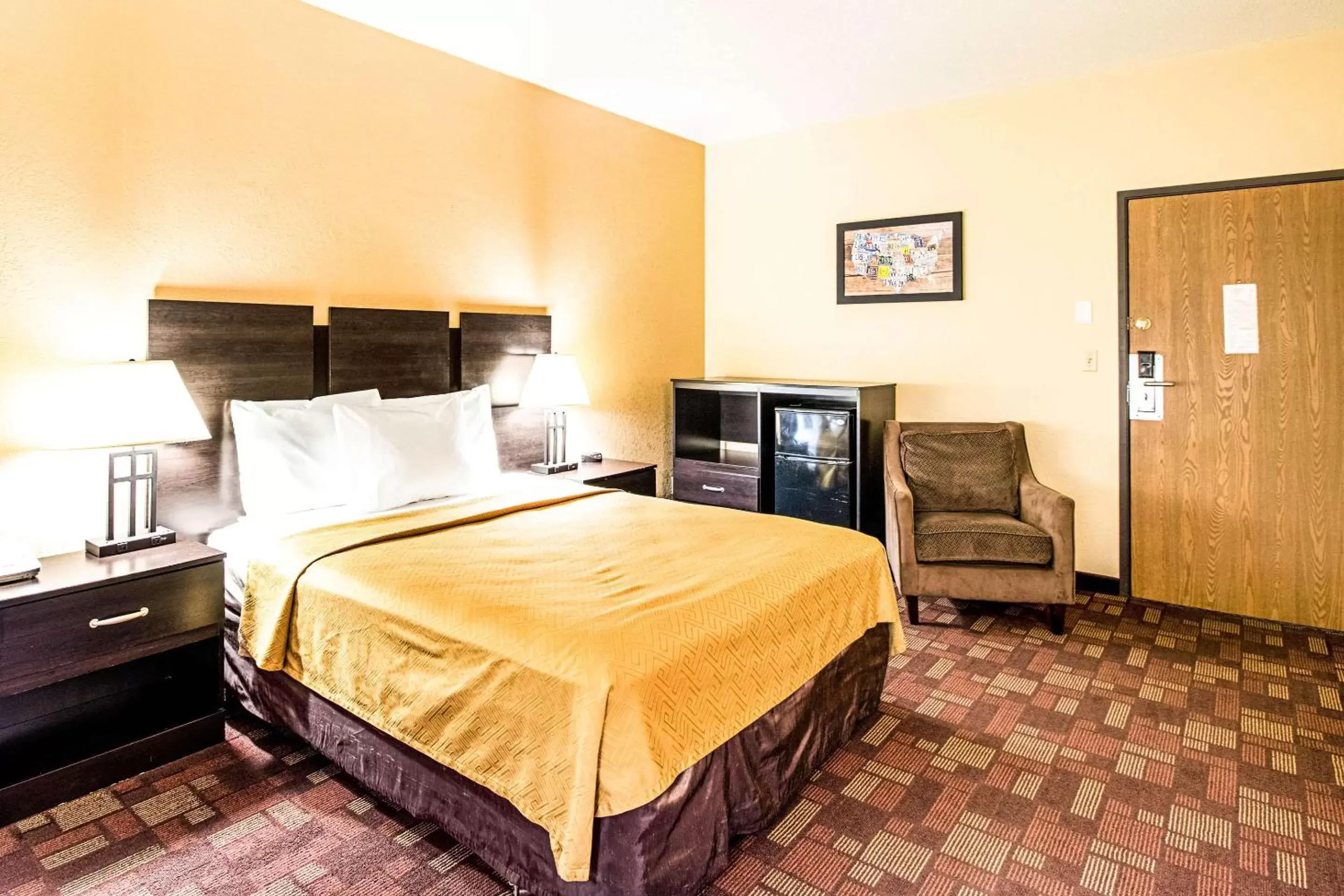 Photo of the whole room, Bed in Econo Lodge Watertown