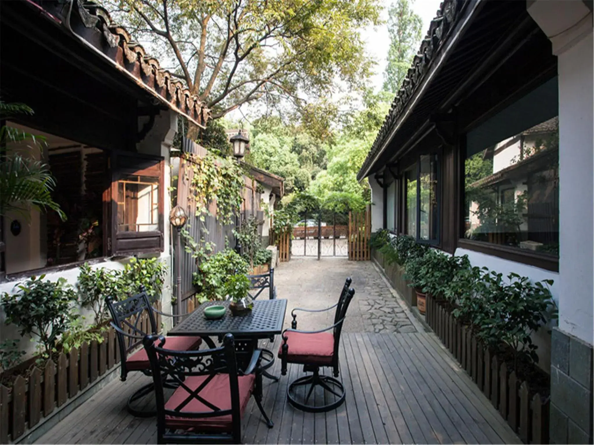 Facade/entrance in Yurong West-Lake-Cottage Holiday Hotel Hangzhou