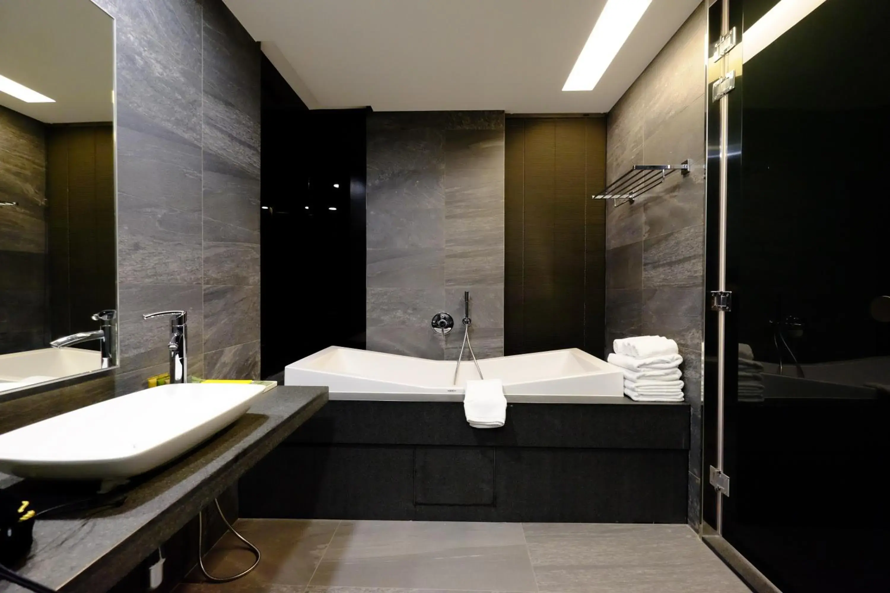 Bathroom in Tongzhan Design Inns