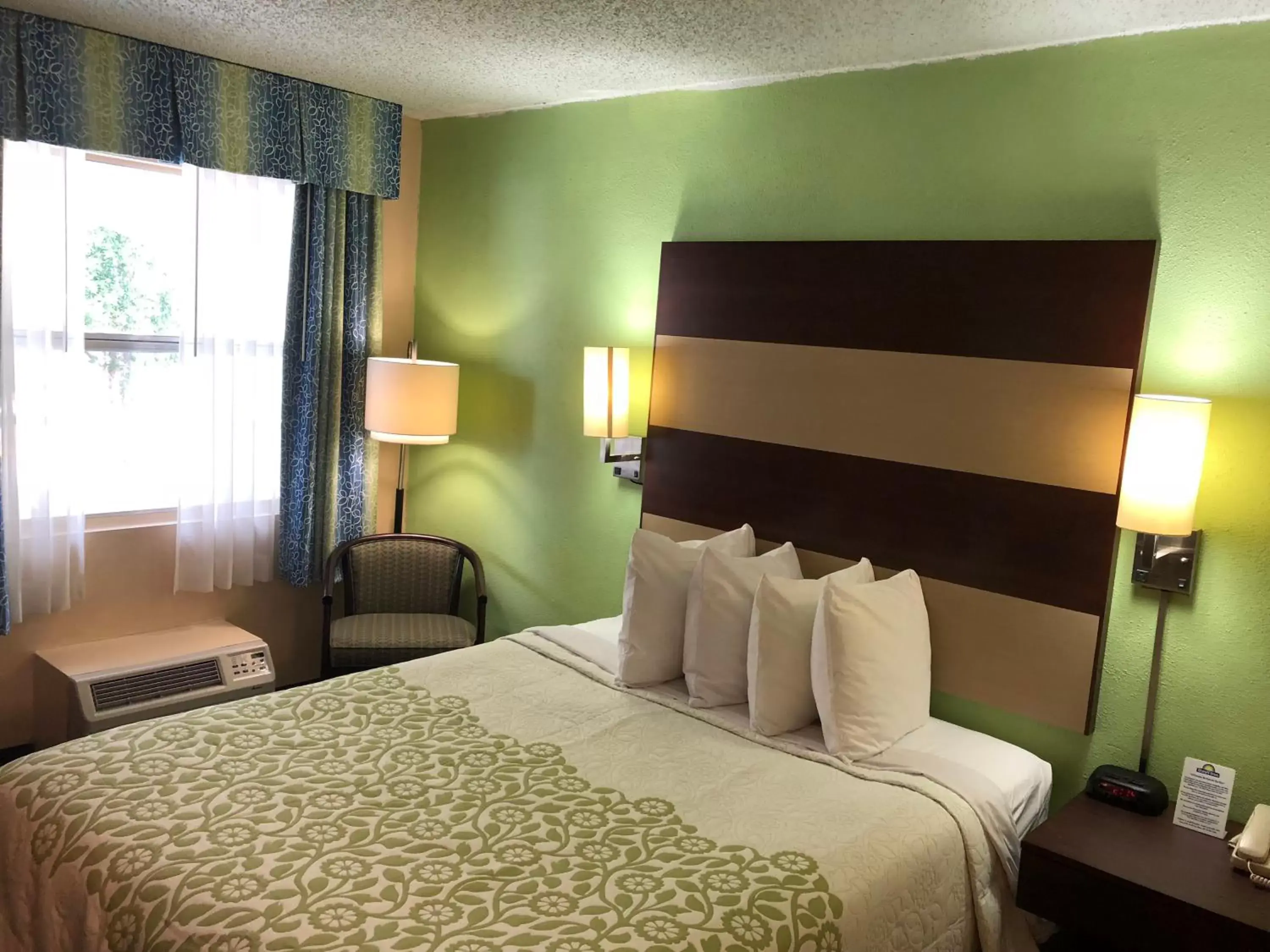 Photo of the whole room, Bed in Days Inn by Wyndham Bradenton I-75