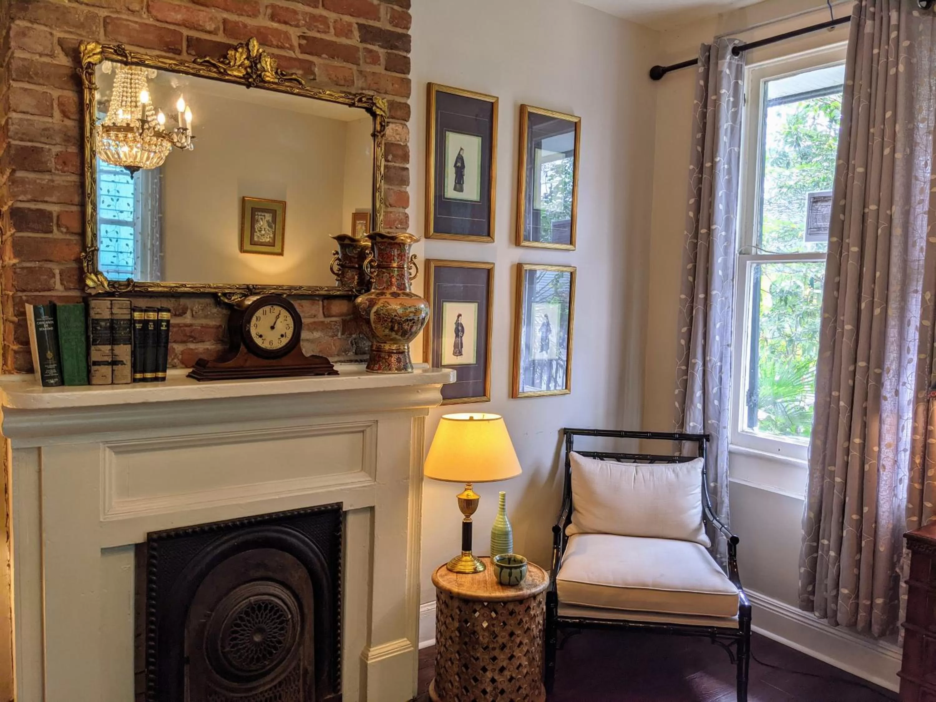 Communal lounge/ TV room in Balcony Guest House