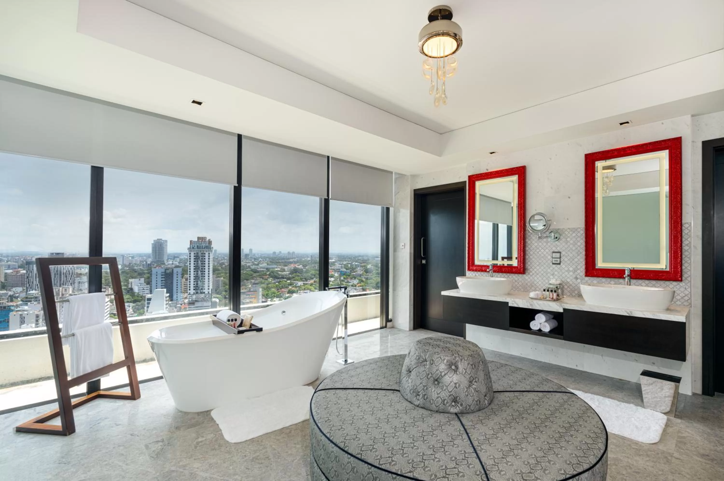 Bathroom in Mövenpick Hotel Colombo