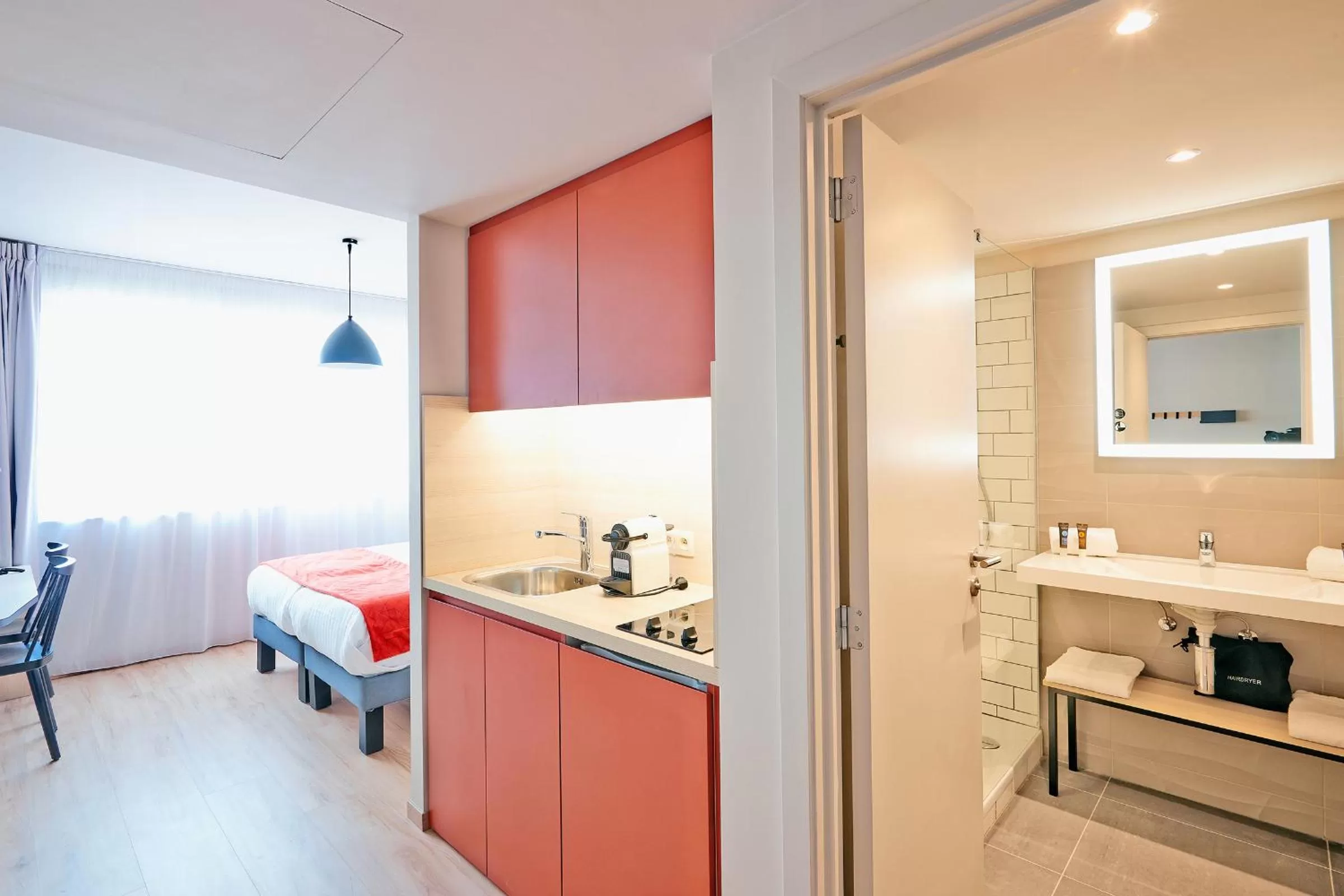 Bathroom, Bed in Appart'City Confort Bruxelles Centre Gare du Midi