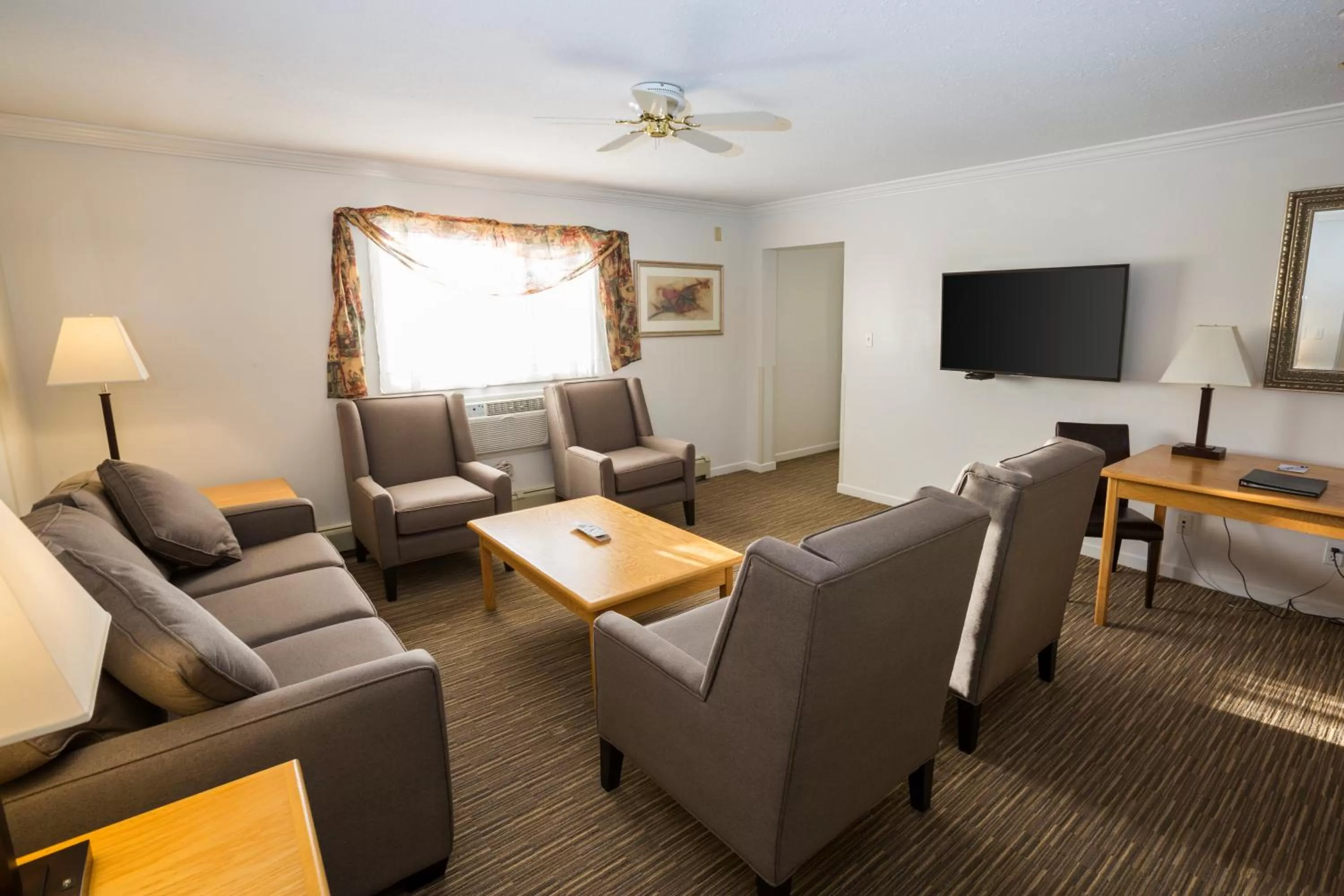 Seating area in Tower Inn & Suites