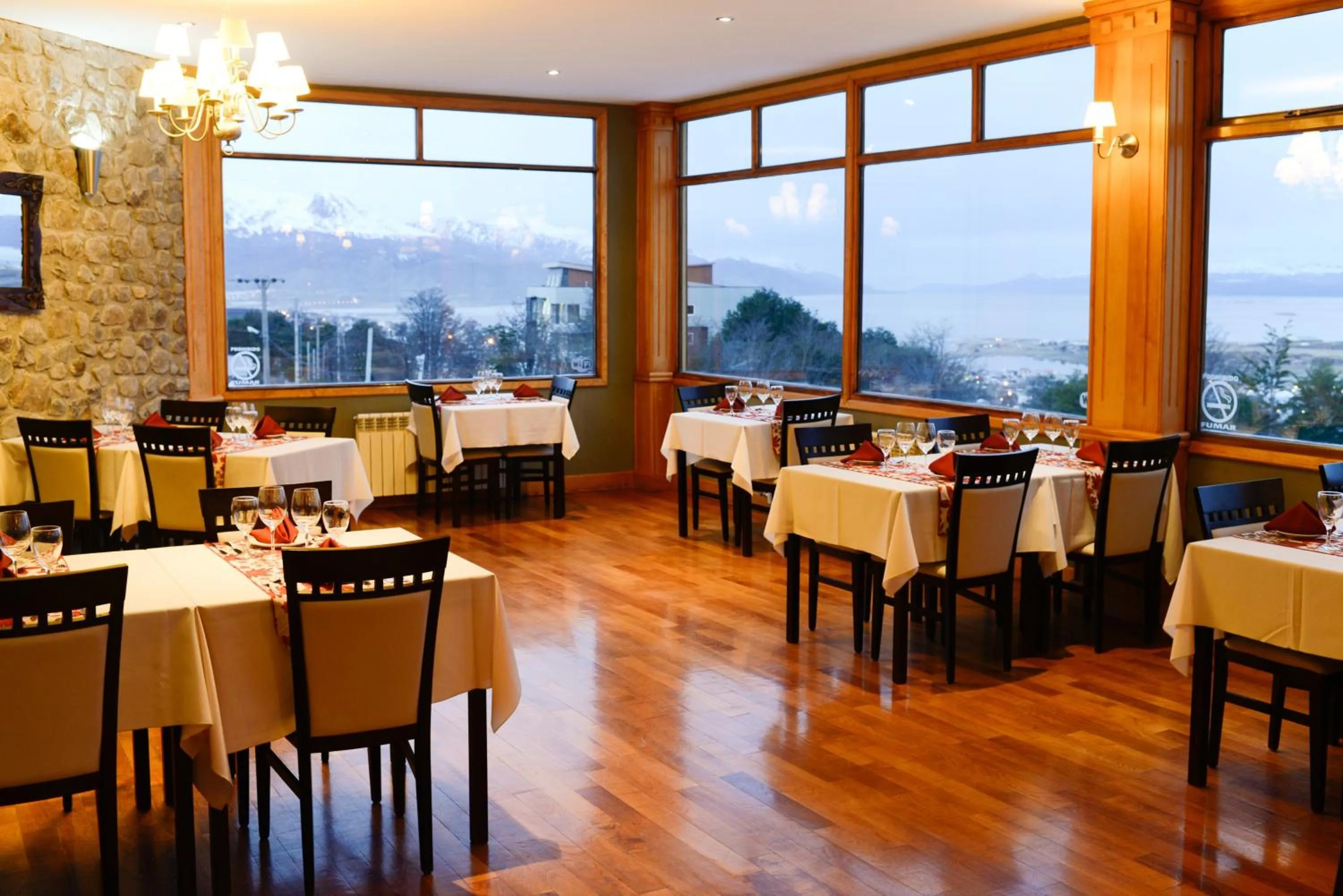 Restaurant/places to eat in Altos Ushuaia Hotel & Resto