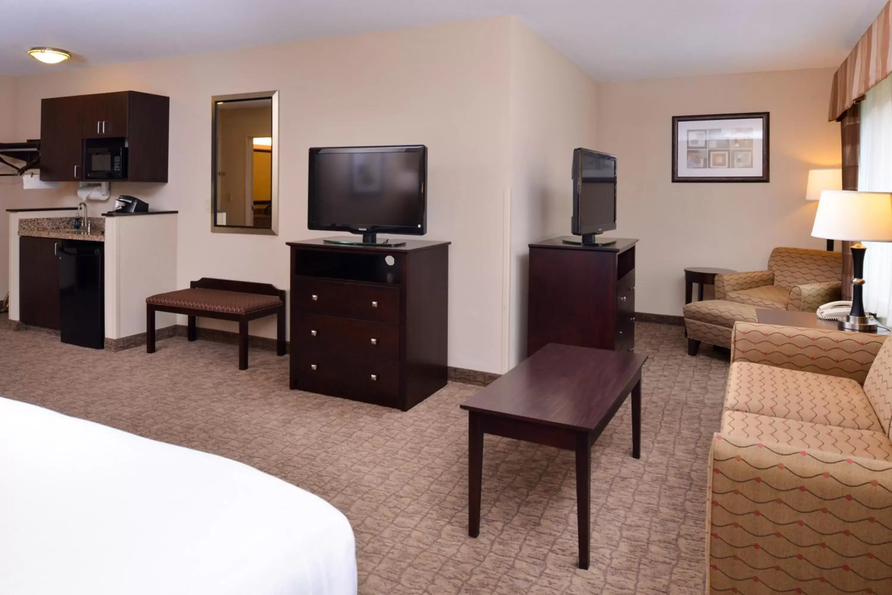 Photo of the whole room, TV/Entertainment Center in Holiday Inn Express & Suites Fairmont, an IHG Hotel