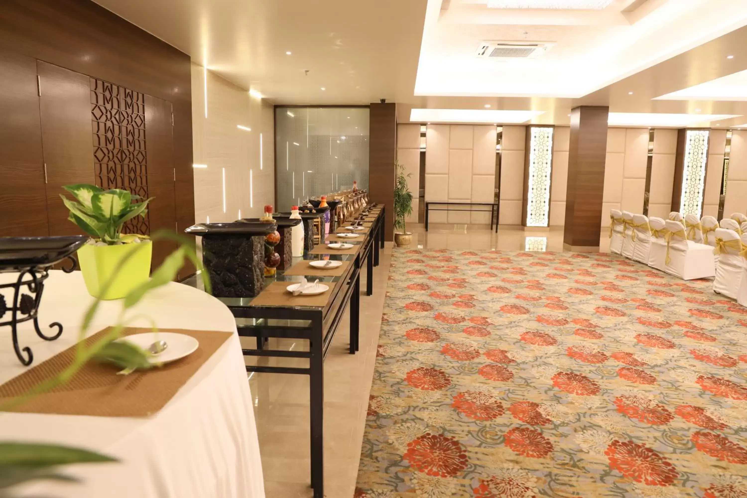 Banquet/Function facilities, Restaurant/Places to Eat in Sarovar Portico Rivera Ahmedabad